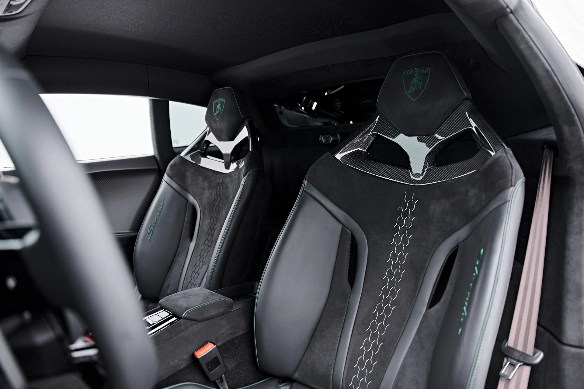 mph057_4000151643_Used_2024_Lamborghini_Huracan_Sterrato_Base_1790365032_5db4b388d5