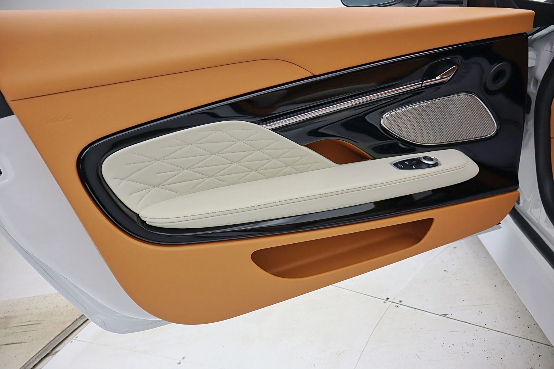 mph057_4009943693_New_2026_Aston_Martin_DB_12_Volante_d7d48c993d
