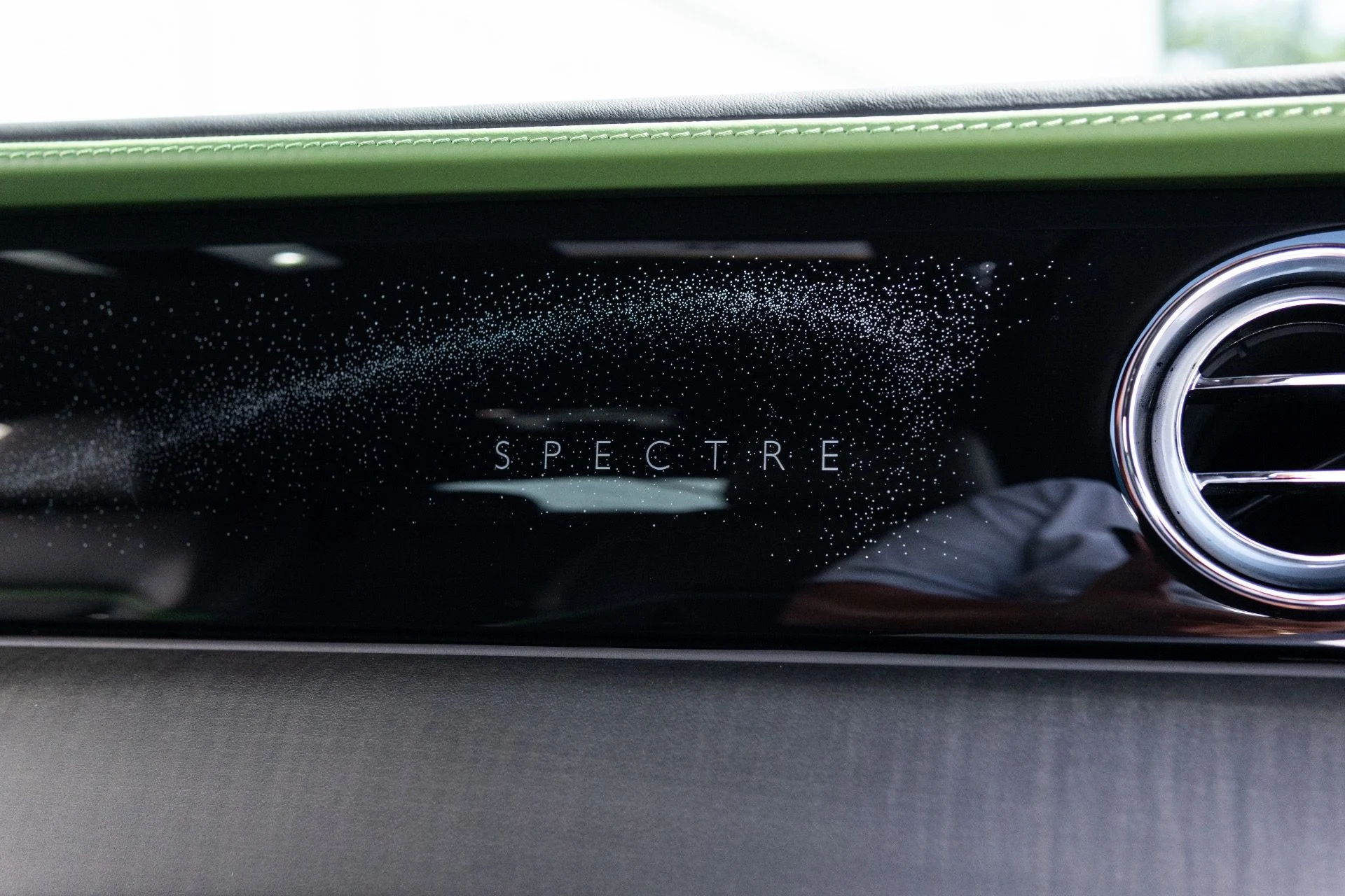 mph057_4035768880_Used_2024_Rolls_Royce_Spectre_1775023108_6c5f394114