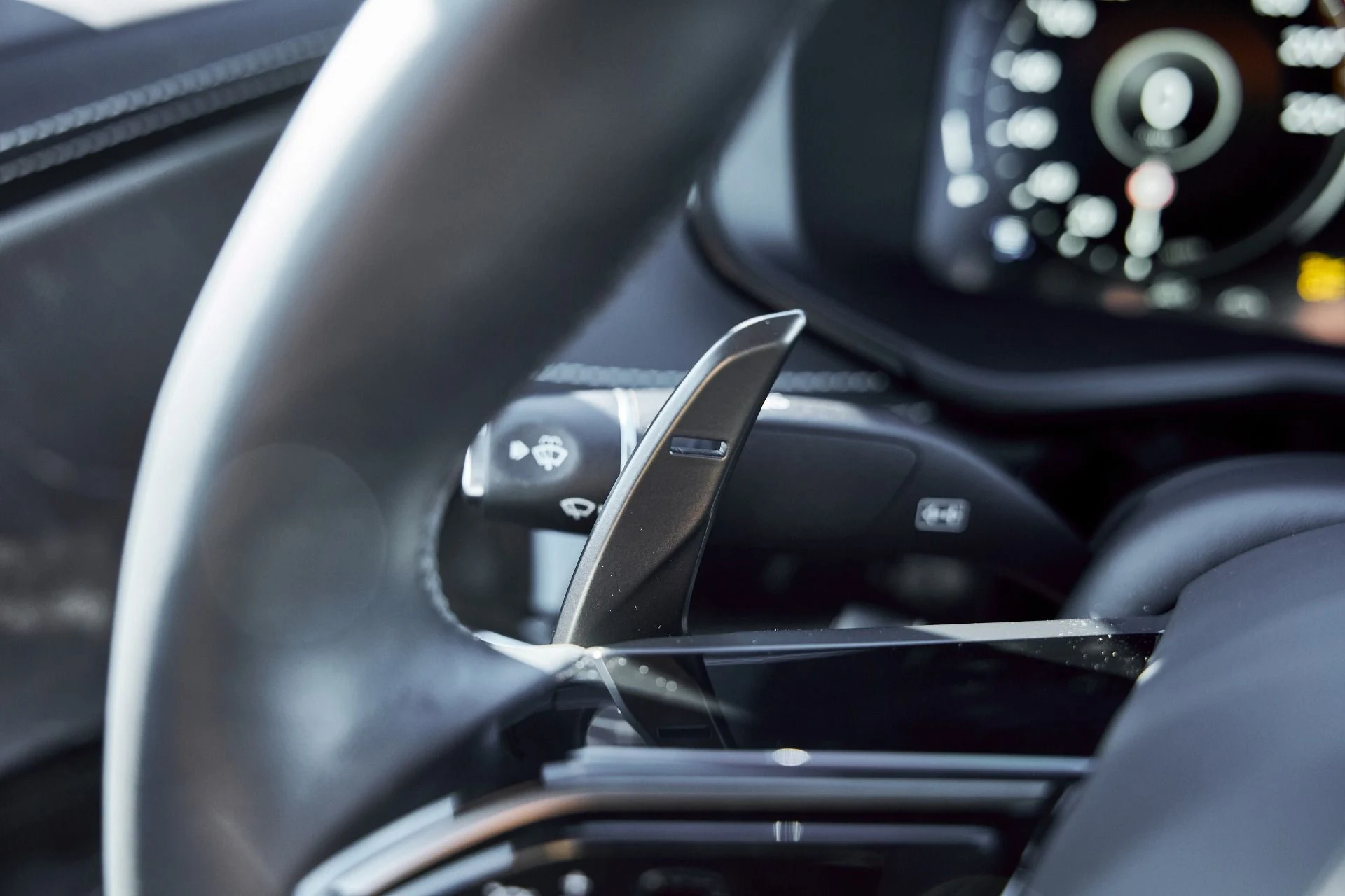 mph057_4273533068_Used_2025_Aston_Martin_DBX_707_1767063247_5b6be38e5e