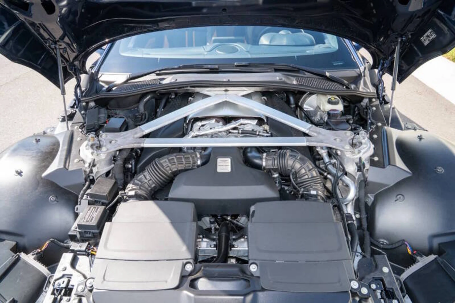 mph057_468655391_2020_aston_martin_vantage_base_2dr_coupe_8470432dfb