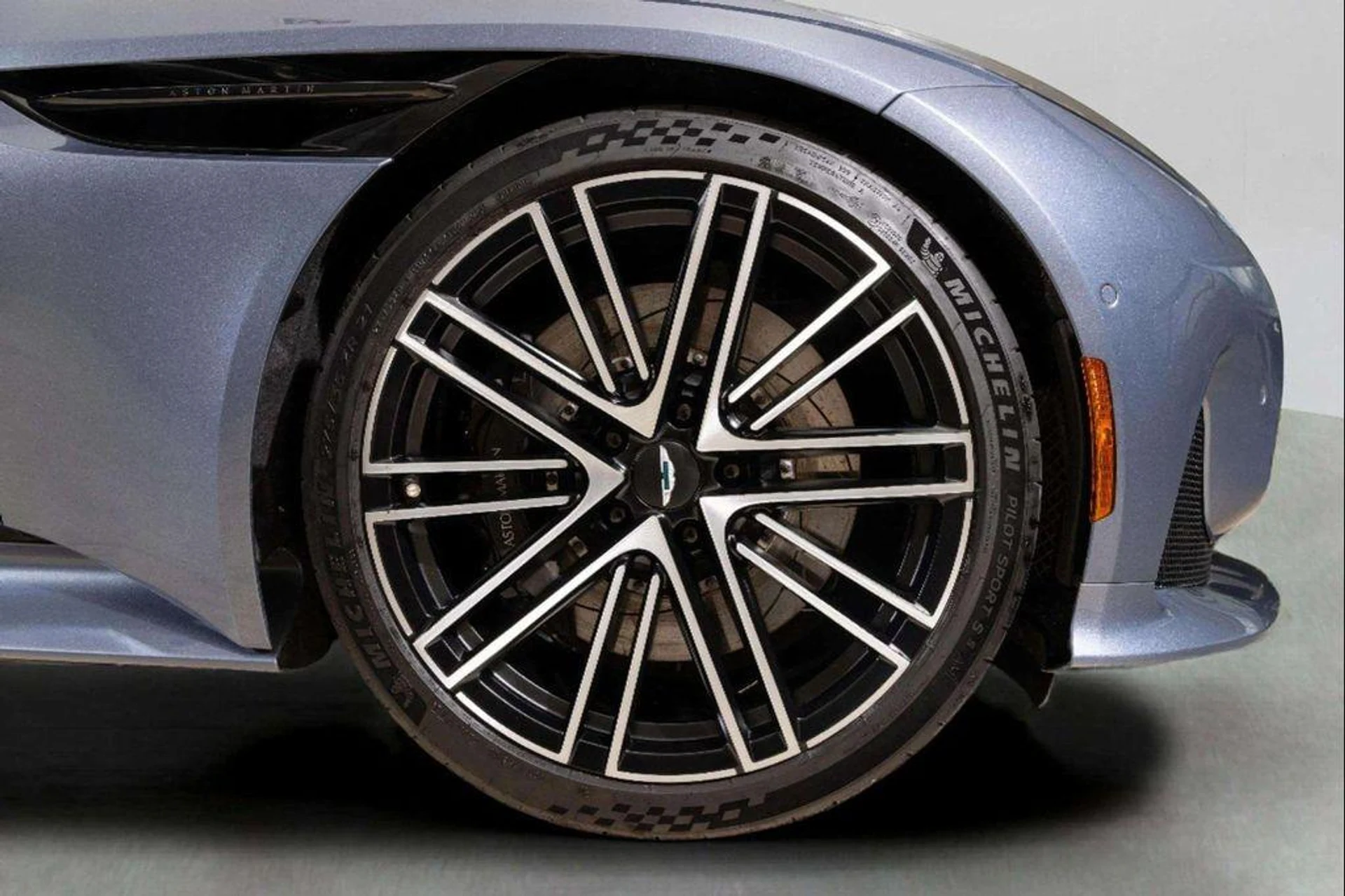 mph057_503638516_q_Q_Nj9pk2t_O2_D125i_Oy_Cif0tz0_EM_8049a10076