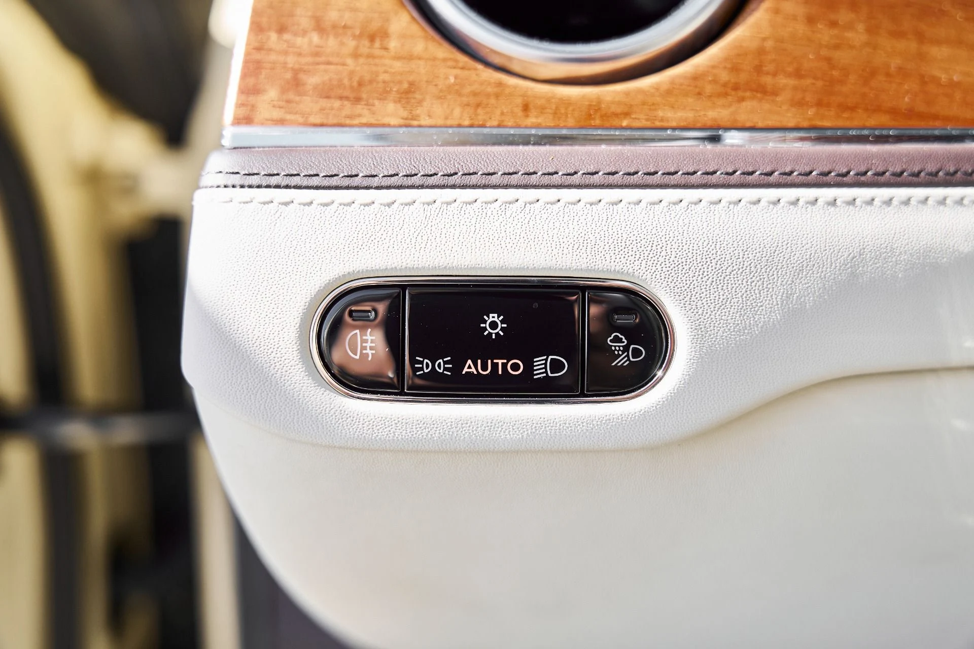 mph057_60476336_Used_2023_Bentley_Flying_Spur_Hybrid_Odyssean_Edition_1770692513_9083f503ba