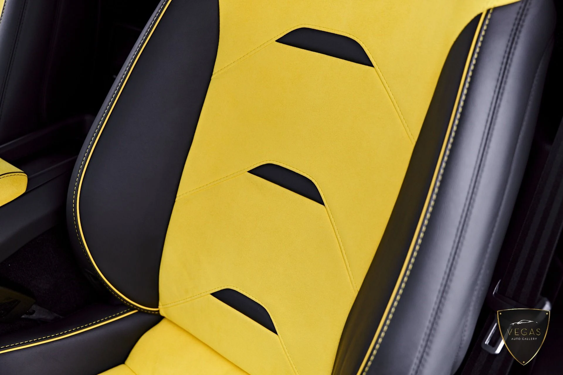 mph057_615317925_Used_2022_Lamborghini_Huracan_EVO_Base_1782344339_995d5d00f2