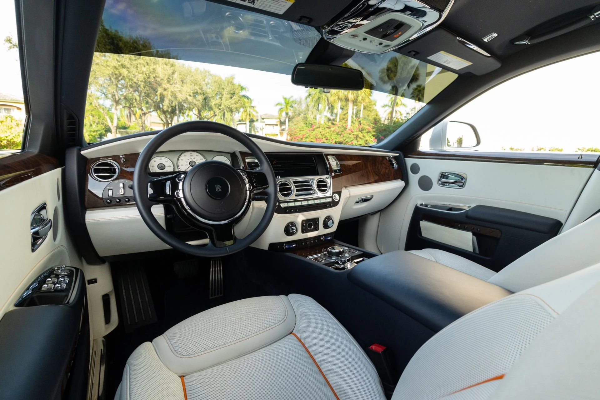 mph057_694960944_Used_2018_Rolls_Royce_Ghost_1765824060_88a840713e