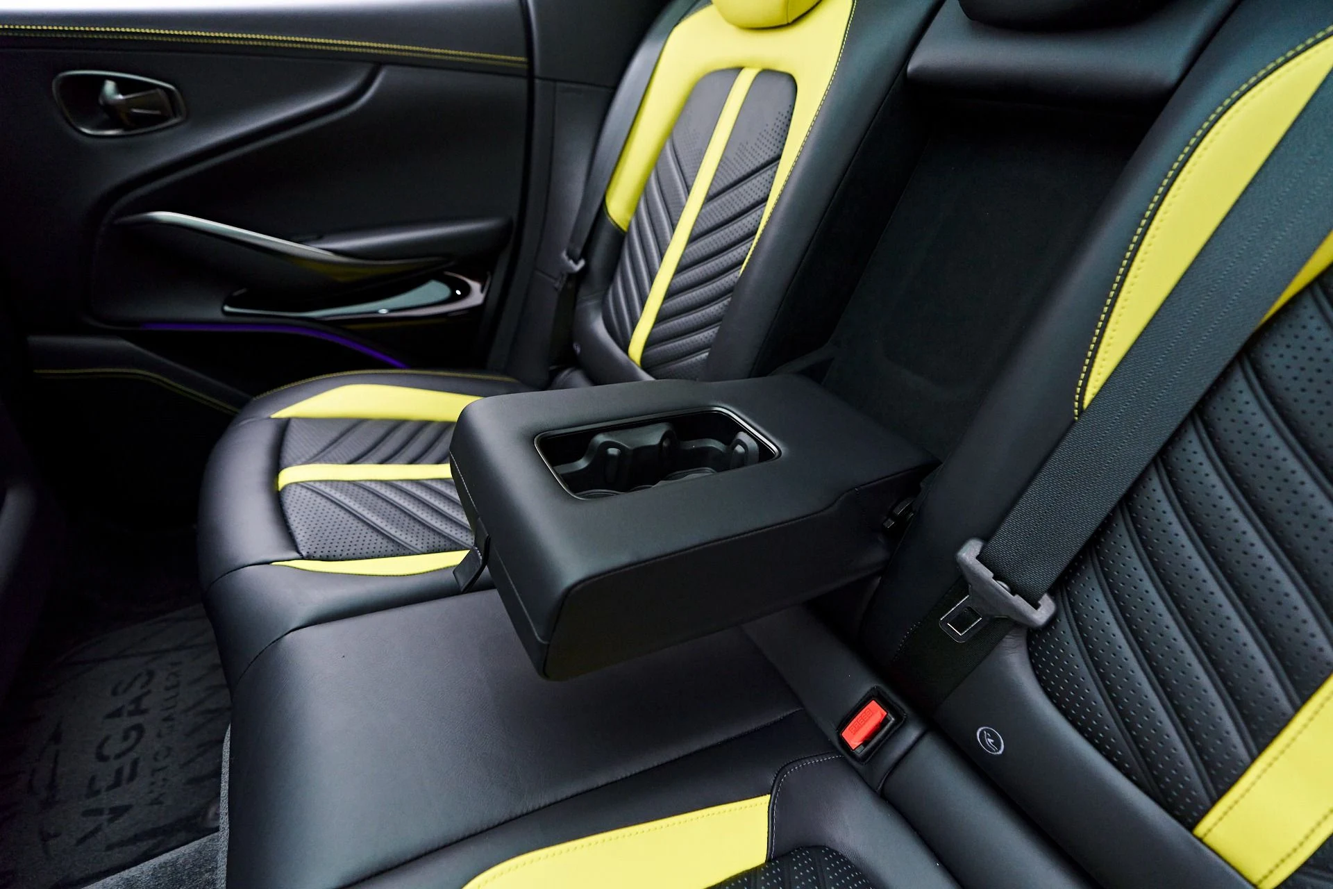mph057_82755881_Used_2024_Aston_Martin_DBX_707_1753235896_99539a483f