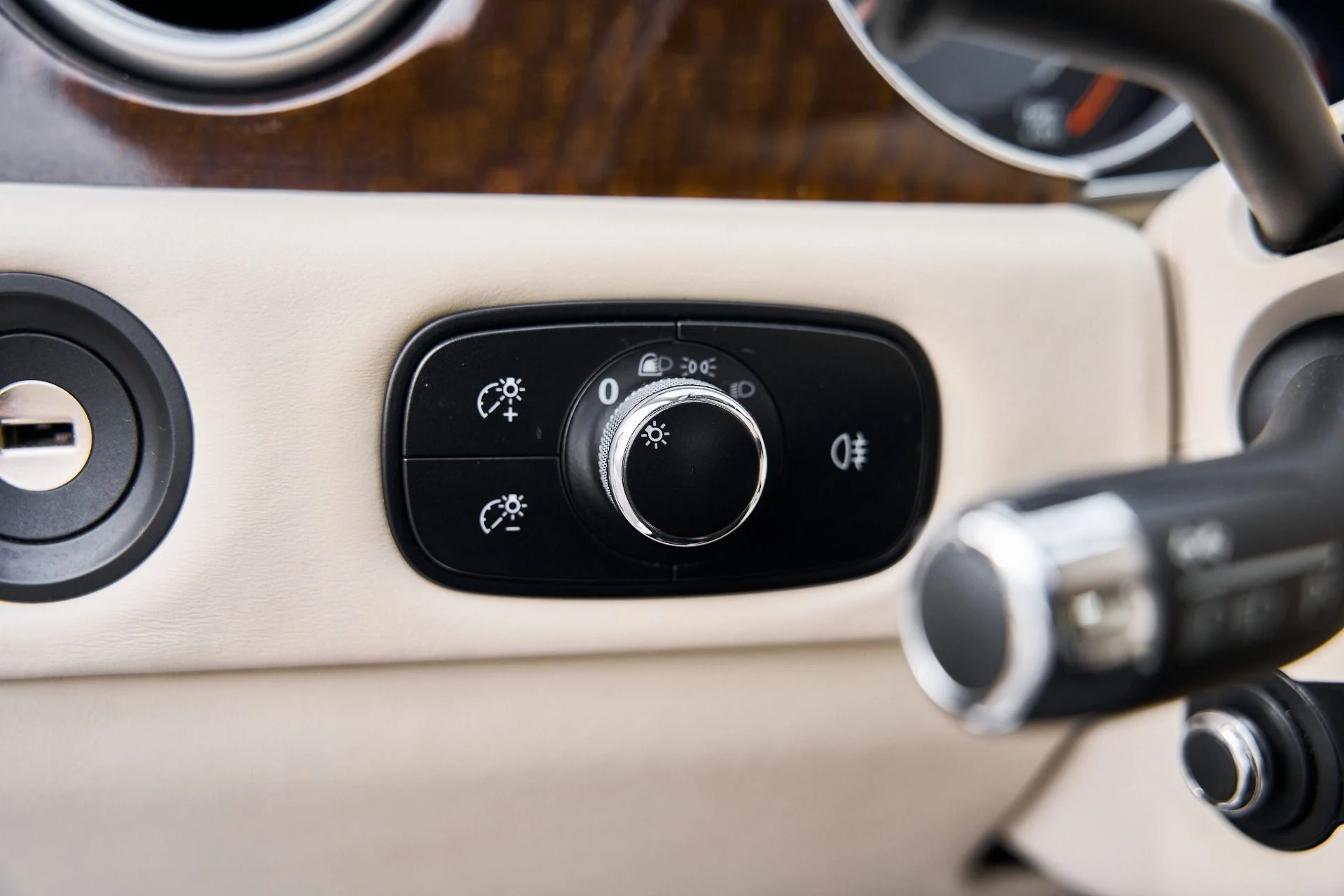 mph057_828680637_Used_2015_Bentley_Flying_Spur_V8_1769278406_6360e6e311