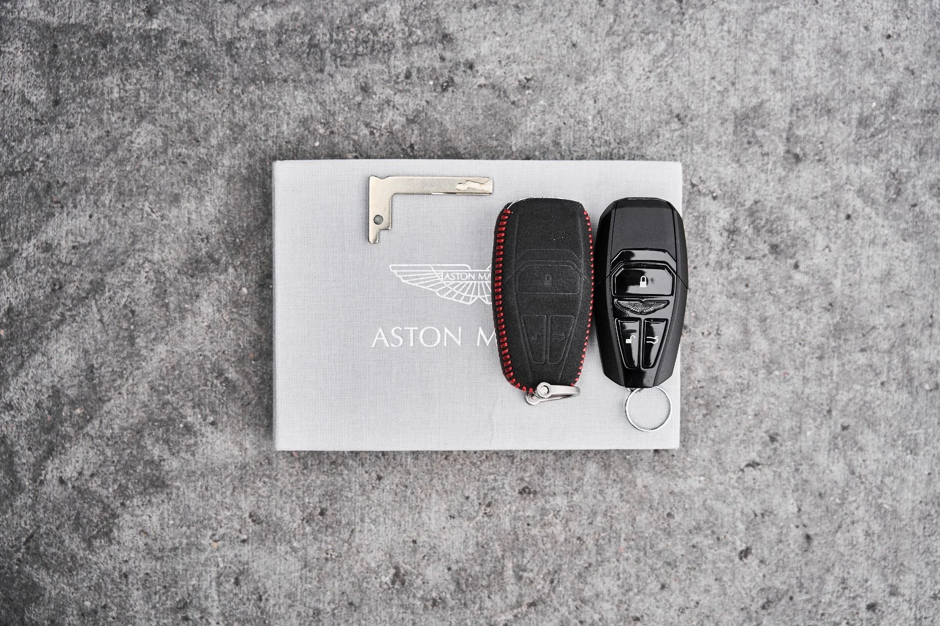 mph058_1121218296_Used_2023_Aston_Martin_Vantage_1775333384_3799b45d02