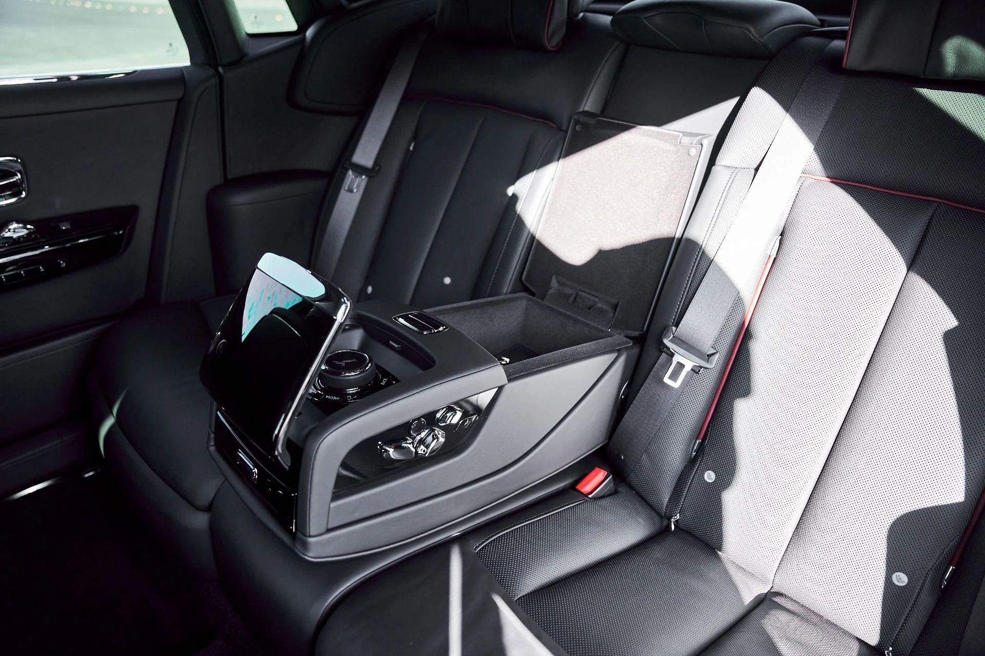 mph058_1175497968_Used_2024_Rolls_Royce_Phantom_Base_1770700131_625cf61c2d