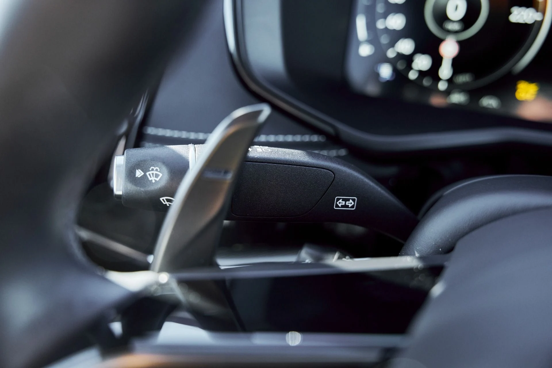 mph058_1224348950_Used_2025_Aston_Martin_DBX_707_1767063250_2027d7ebf1