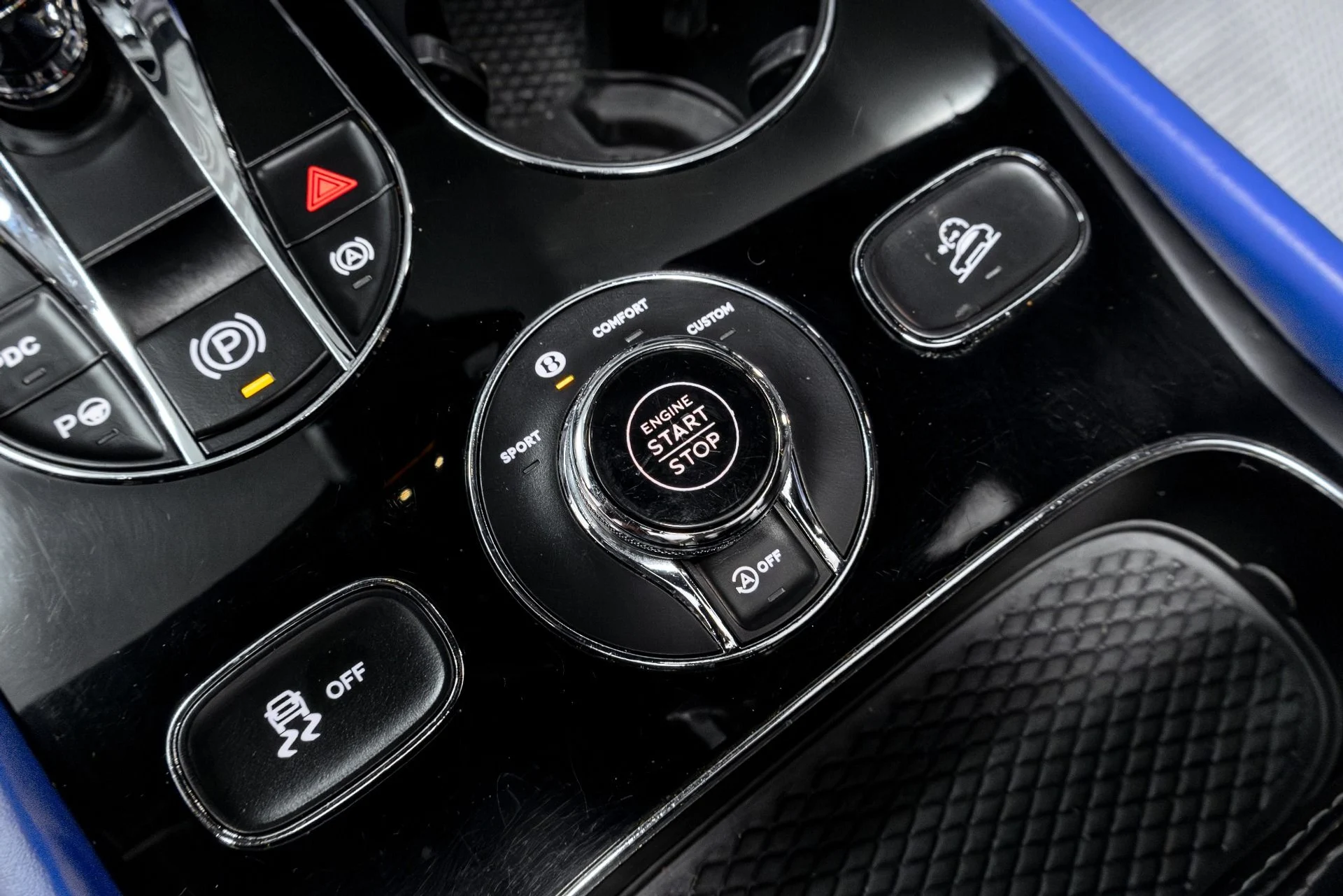 mph058_1299545666_Used_2020_Bentley_Bentayga_V8_1770245140_5f388f864e