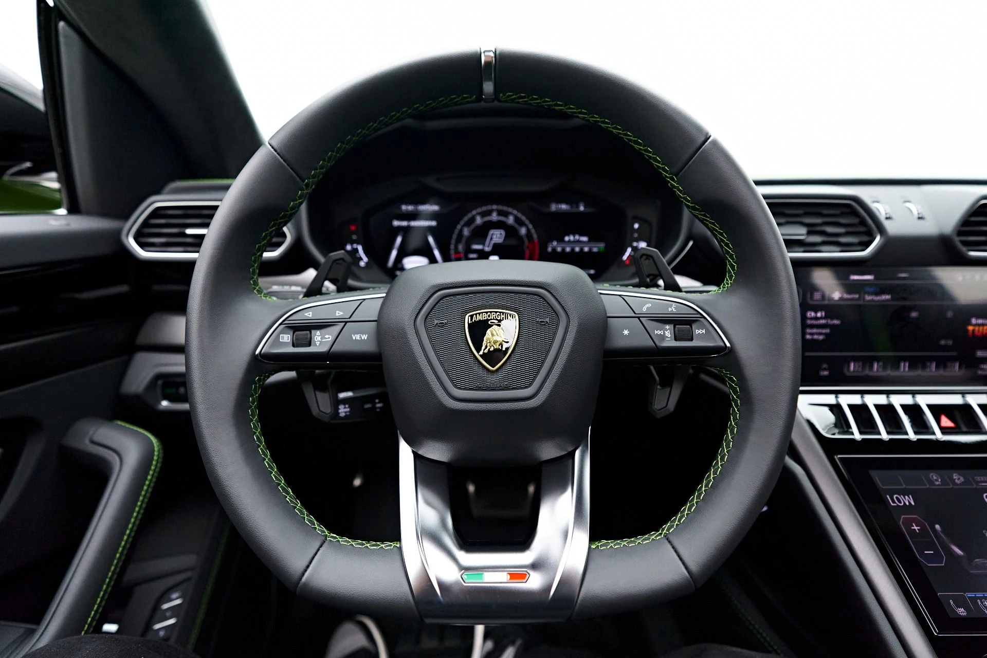 mph058_1312338740_Used_2023_Lamborghini_Urus_S_1692657144_37bba7a3a3