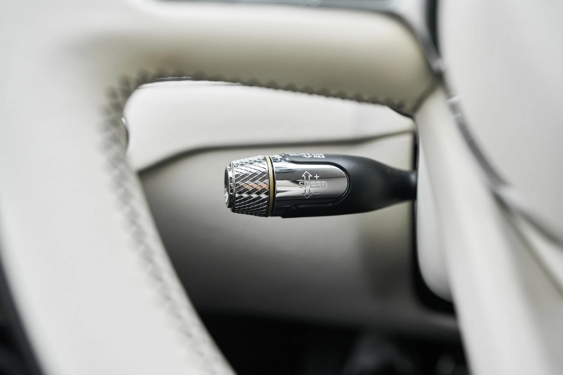 mph058_1341041276_Used_2022_Bentley_Flying_Spur_V8_1763502863_aaeec6d64d