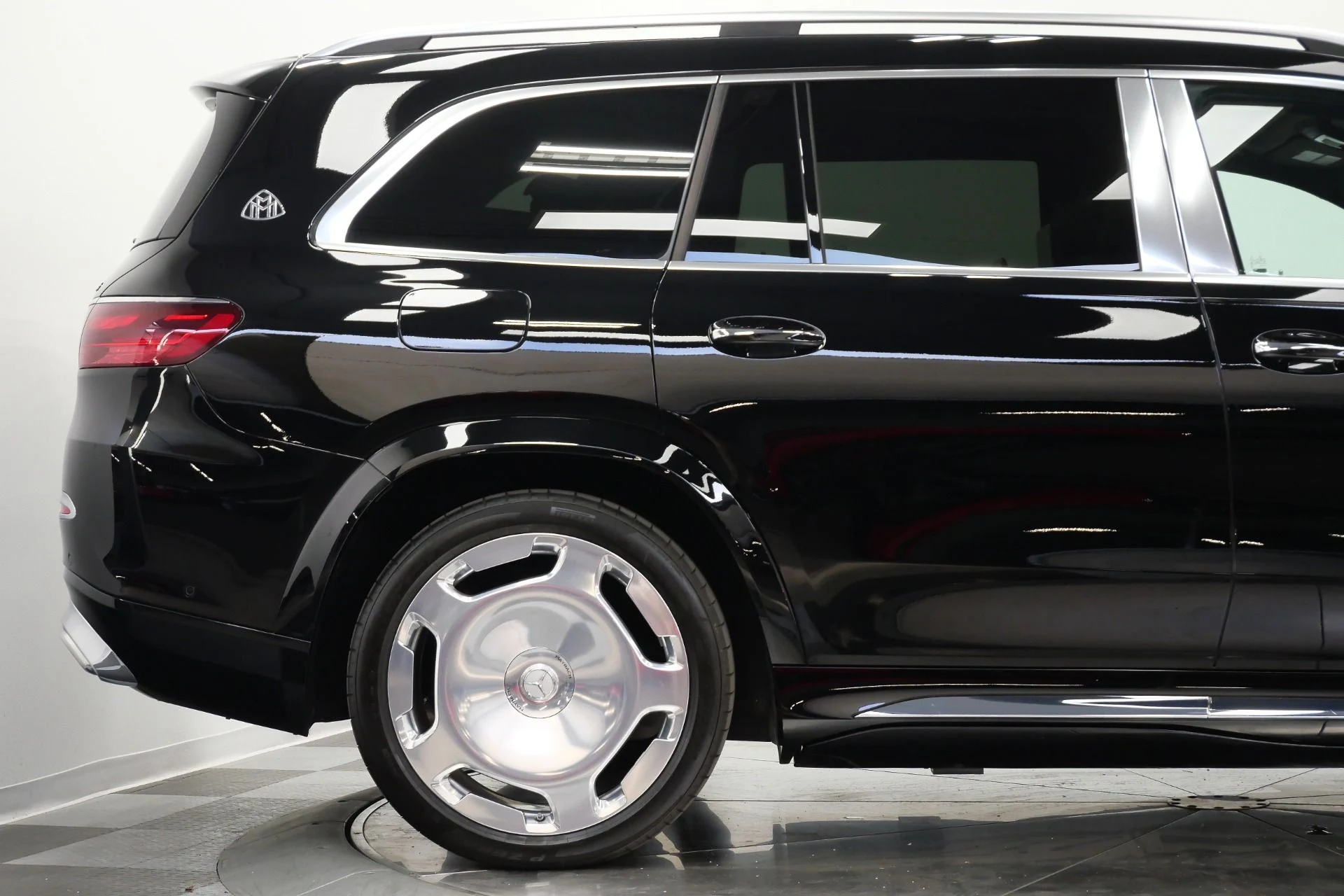 mph058_1471168292_Used_2025_Mercedes_Benz_Maybach_GLS_600_4_MATIC_Monoblock_Wheels_4_Seat_Configuration_Rear_Entertainment_1776793710_a51795e663