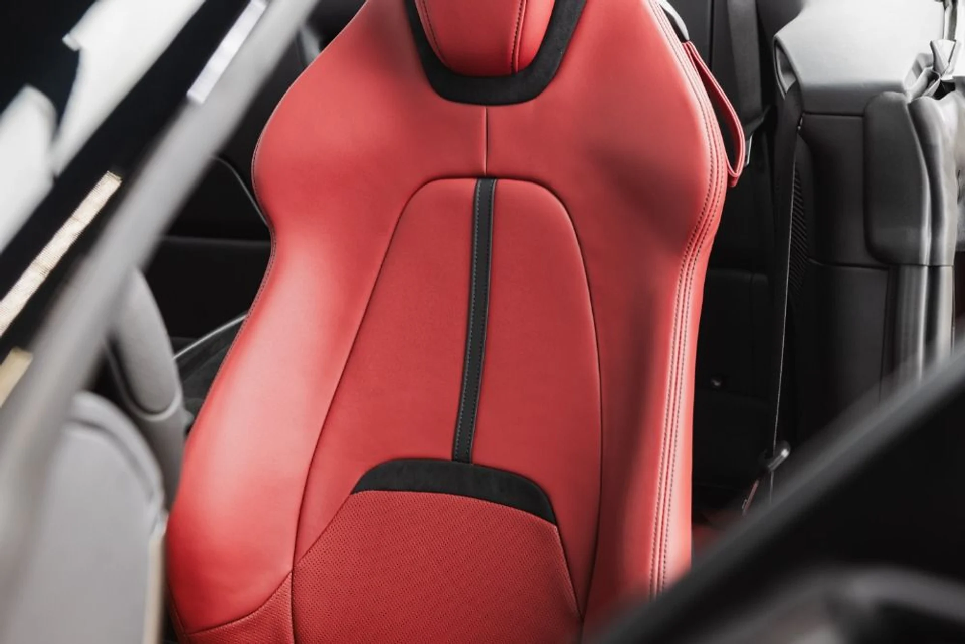 mph058_1515626607_Used_2024_Ferrari_Roma_Spider_a8f4f4cfdf