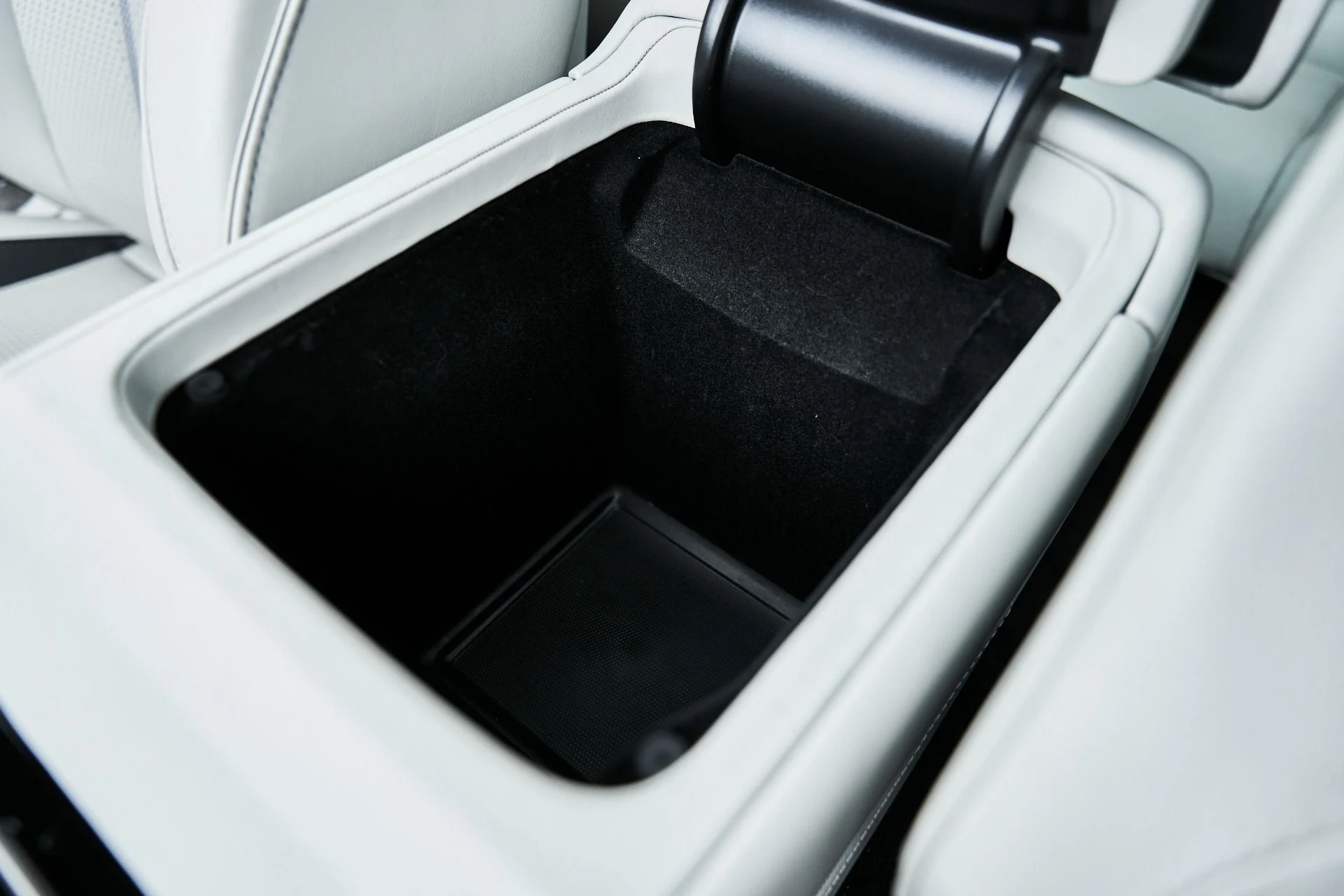 mph058_1795949431_Used_2025_Aston_Martin_DBX_707_1775008033_0fc7f44218