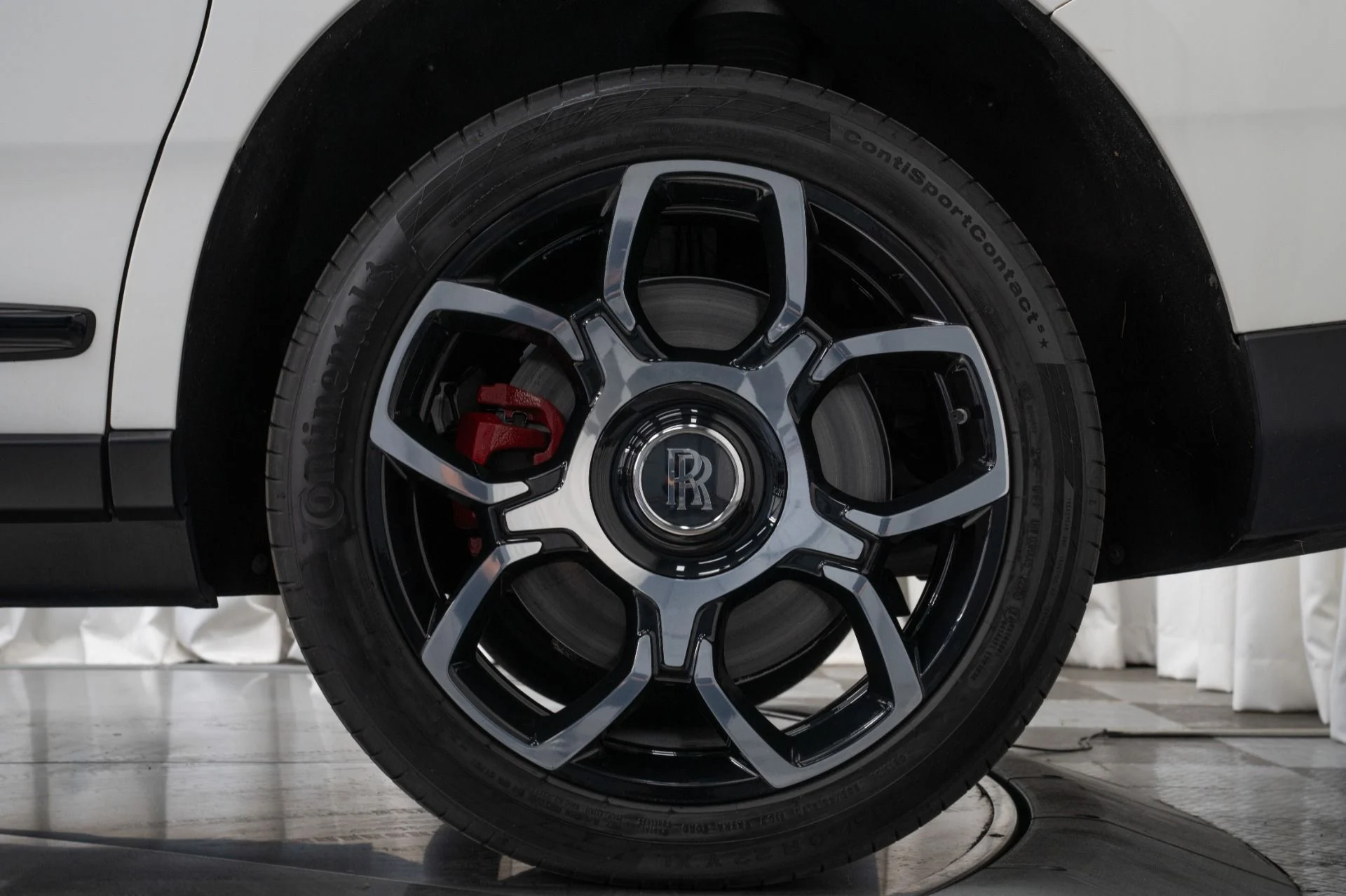 mph058_1805718512_Used_2023_Rolls_Royce_Cullinan_Black_Badge_Two_Tone_Interior_Starlight_Headliner_1762810213_33ee8597ab