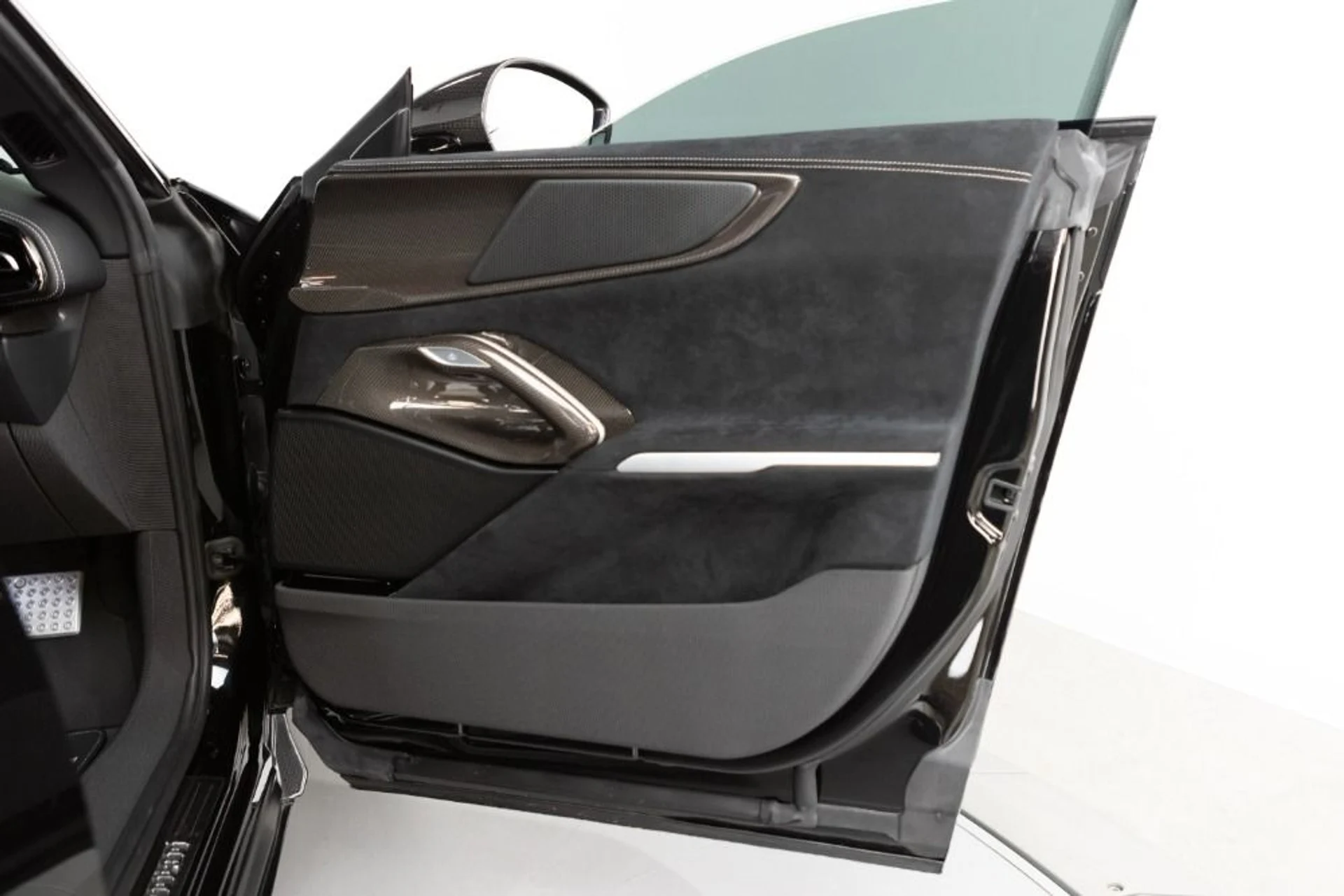 mph058_1808037524_Used_2025_Ferrari_Purosangue_983f618b54