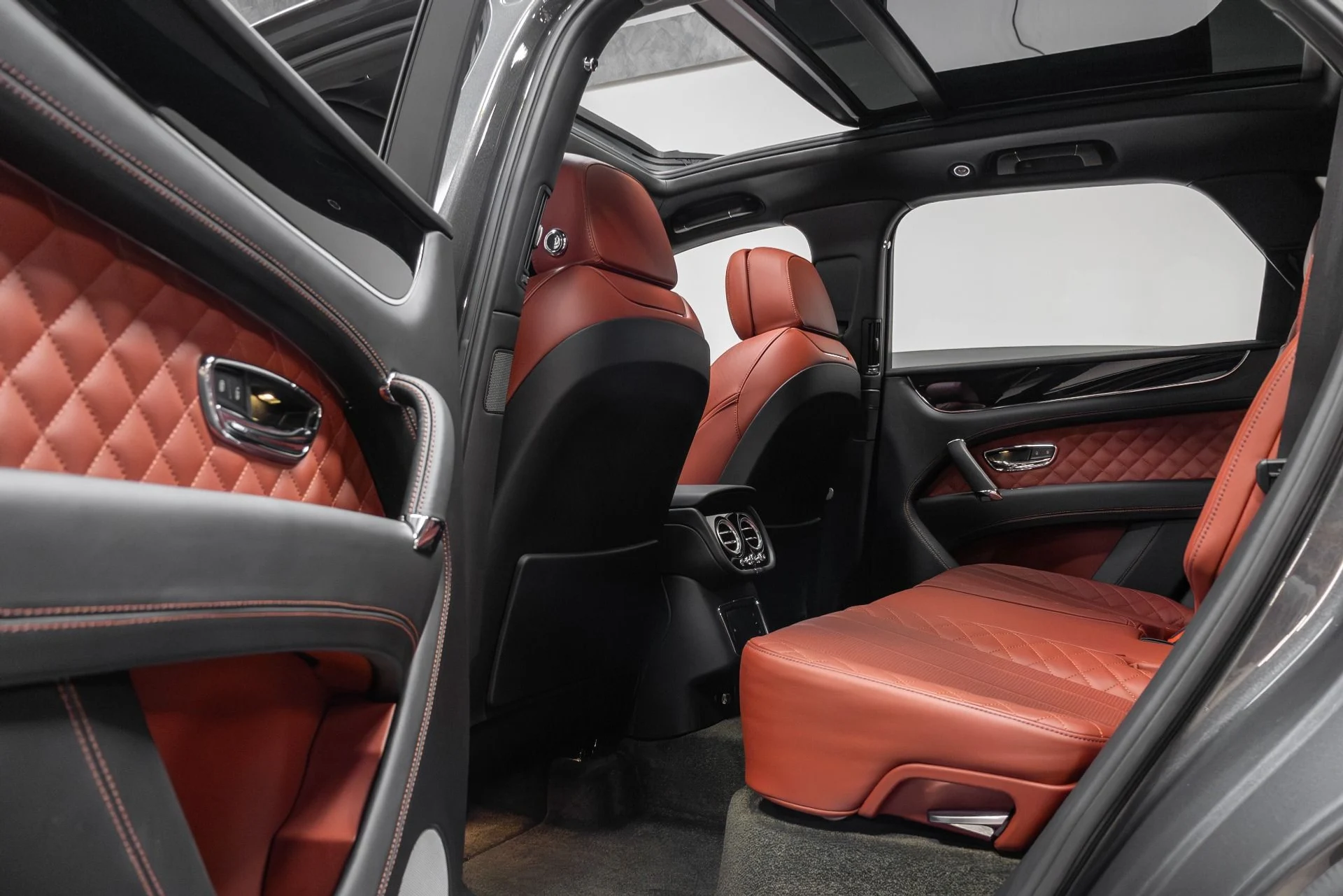 mph058_1871525595_Used_2017_Bentley_Bentayga_W12_1763489562_10d9c41db2