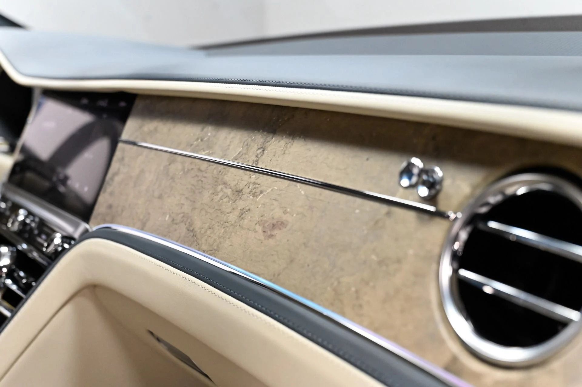 mph058_1873457197_Used_2022_Bentley_Flying_Spur_V8_1790876824_e0bc1b7e5d