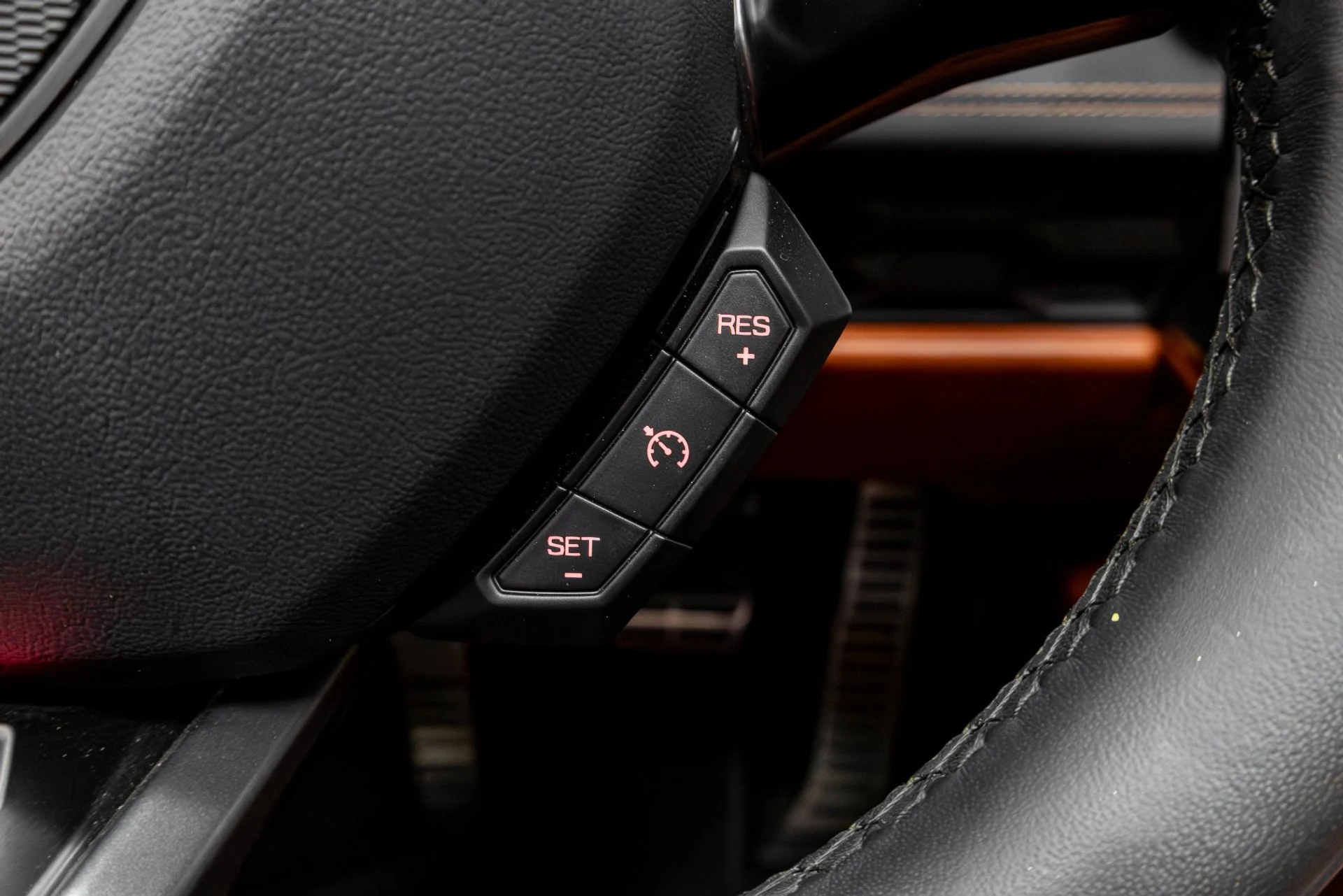 mph058_2057606293_Used_2019_Lamborghini_Huracan_LP_580_2_S_1770412340_17a2fb607a