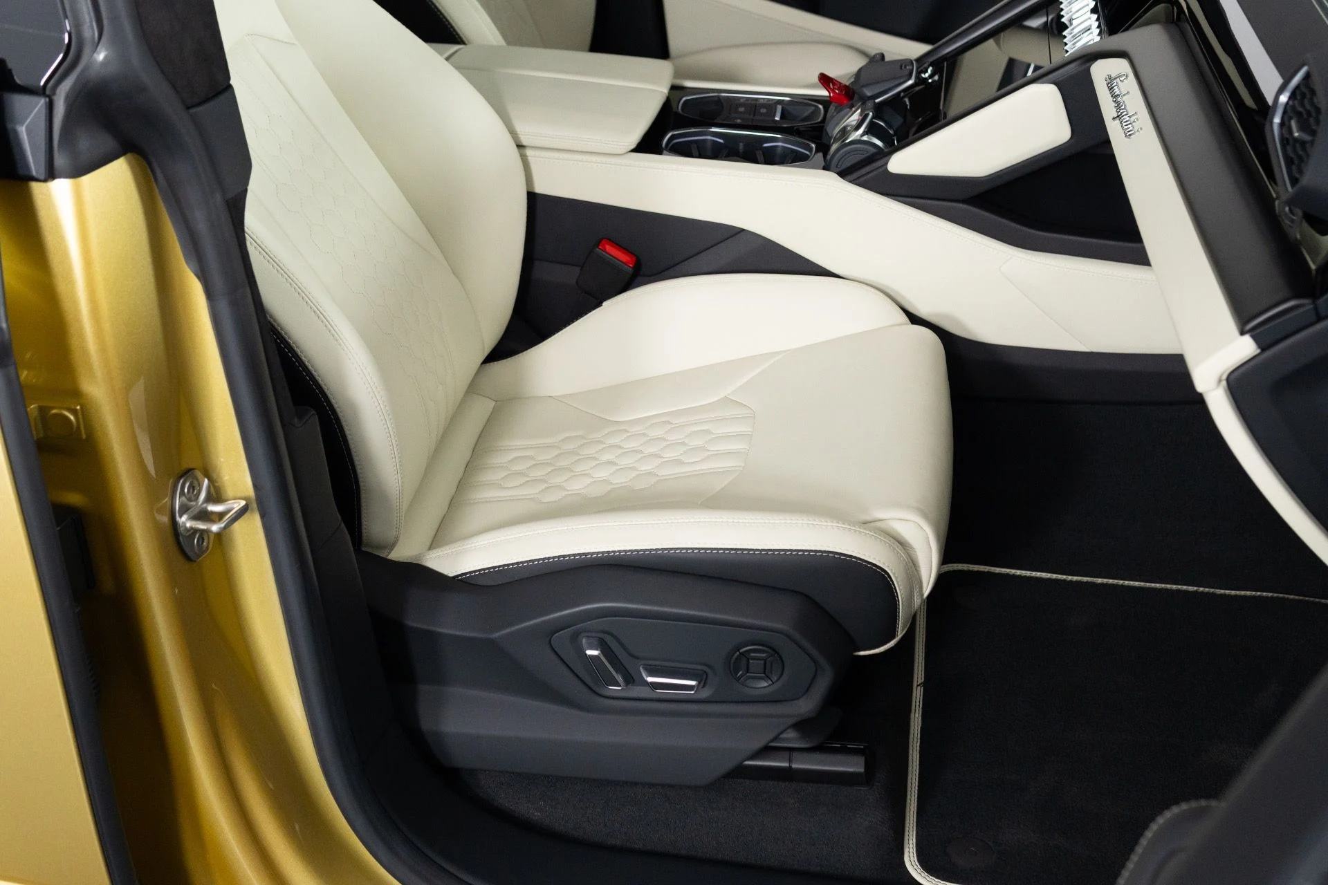 mph058_2108272929_Used_2023_Lamborghini_Urus_S_1781741186_013e039368