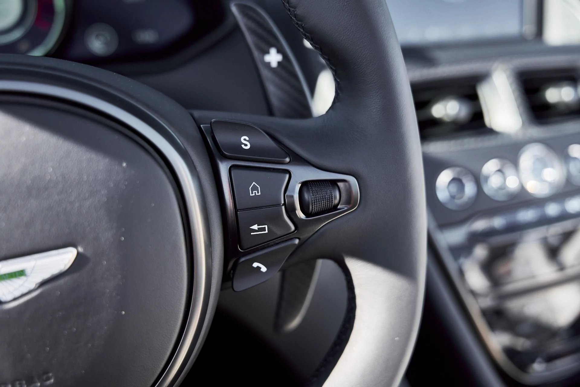 mph058_2213573794_Used_2023_Aston_Martin_DBS_Volante_1768877016_7a9d811fc3