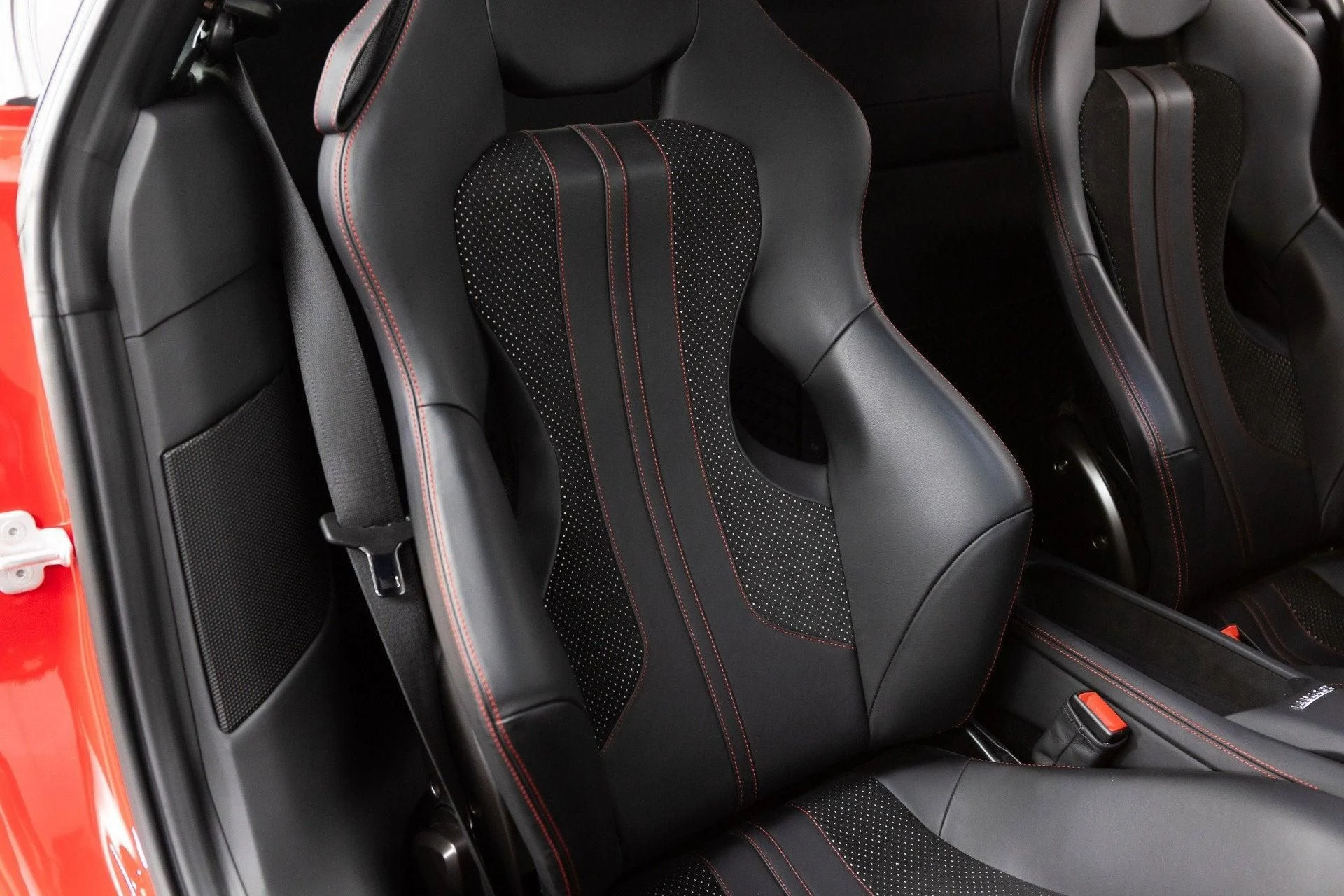 mph058_2218338246_Used_2020_Ferrari_F8_Tributo_1777367315_5e96fba0fe