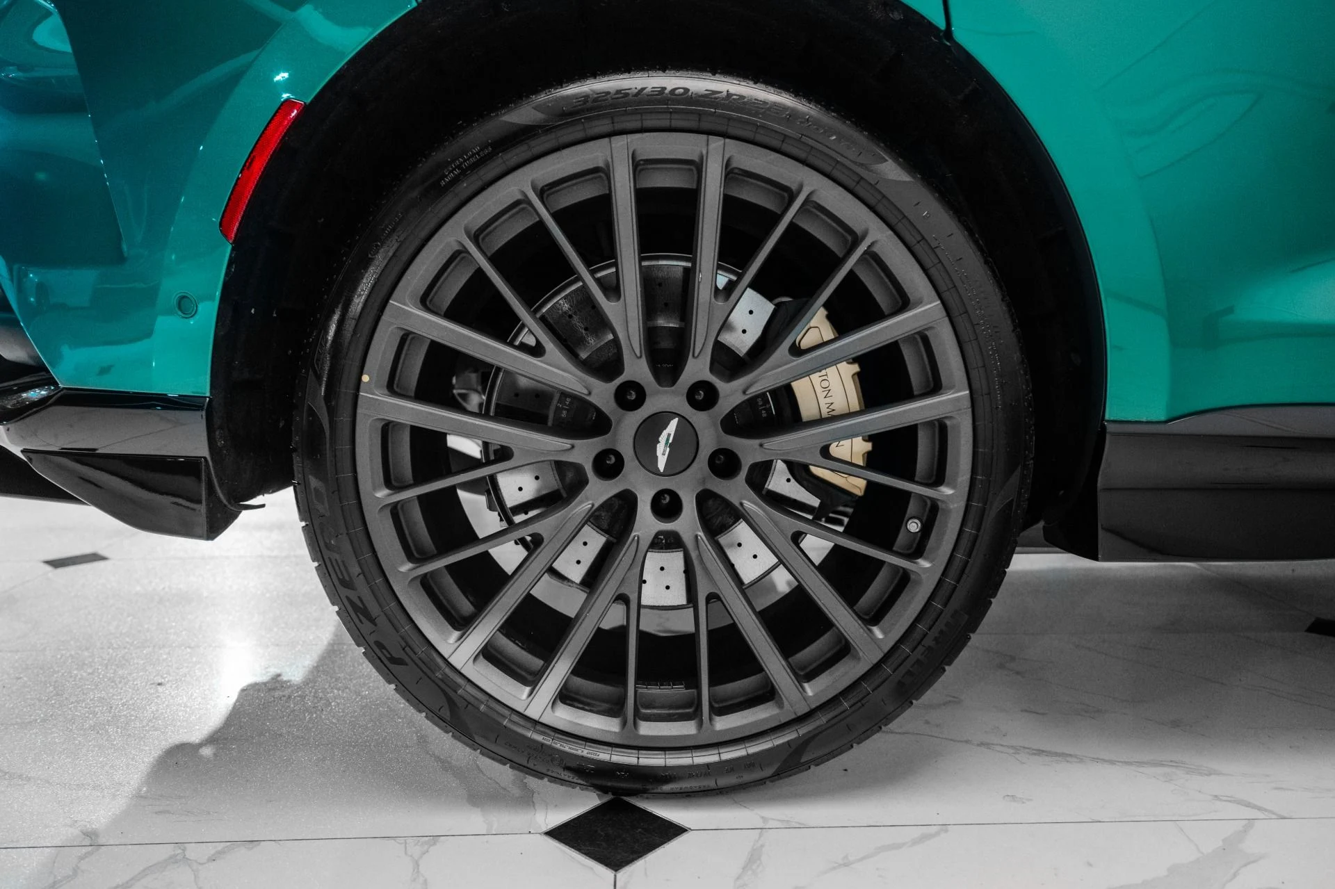 mph058_2274567278_Used_2023_Aston_Martin_DBX_707_1753453751_27ea3052ff