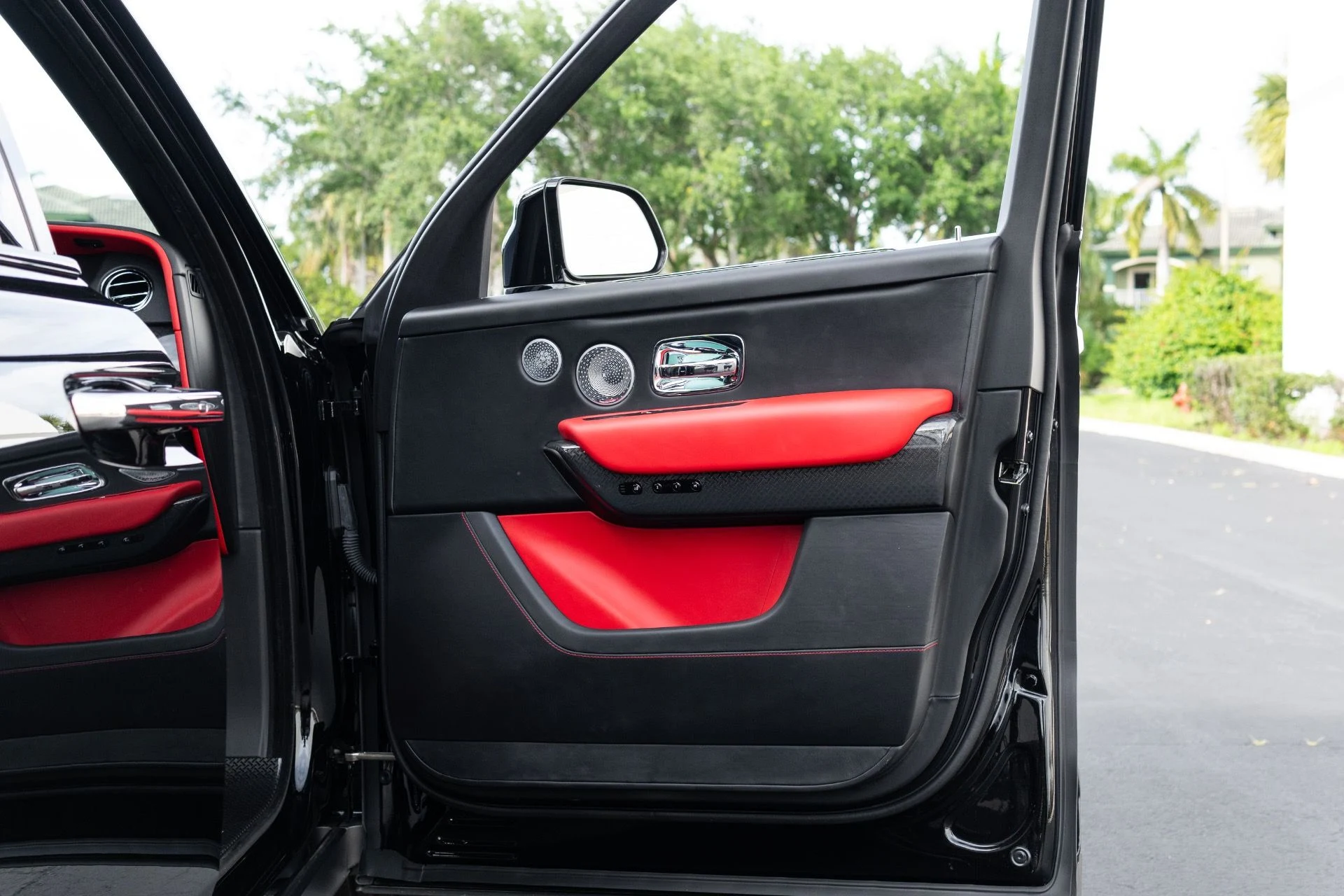 mph058_2413652361_Used_2022_Rolls_Royce_Black_Badge_Cullinan_1776130970_c182160f1a