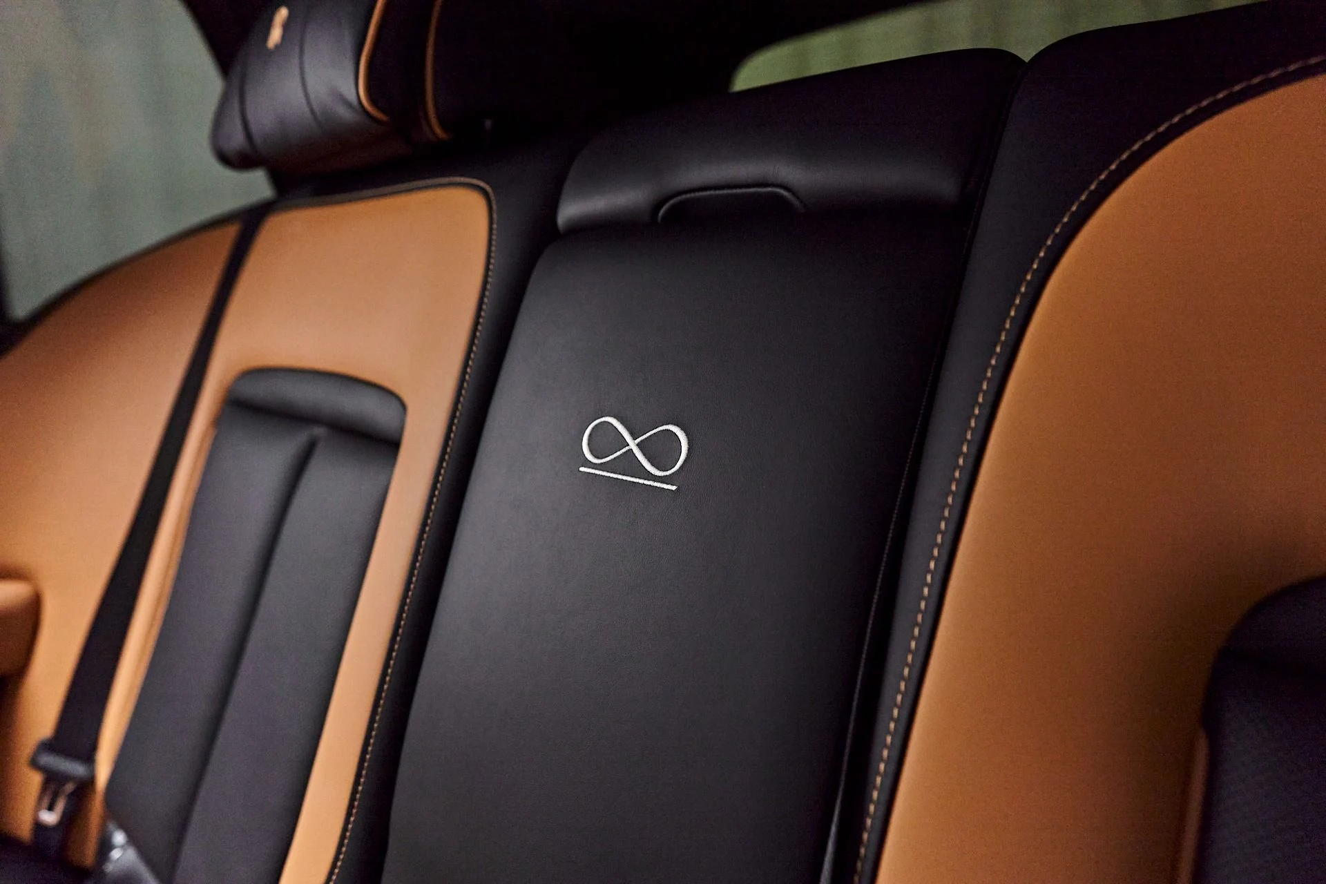 mph058_2425080114_Used_2022_Rolls_Royce_Cullinan_Base_1679686724_a04d7e46aa