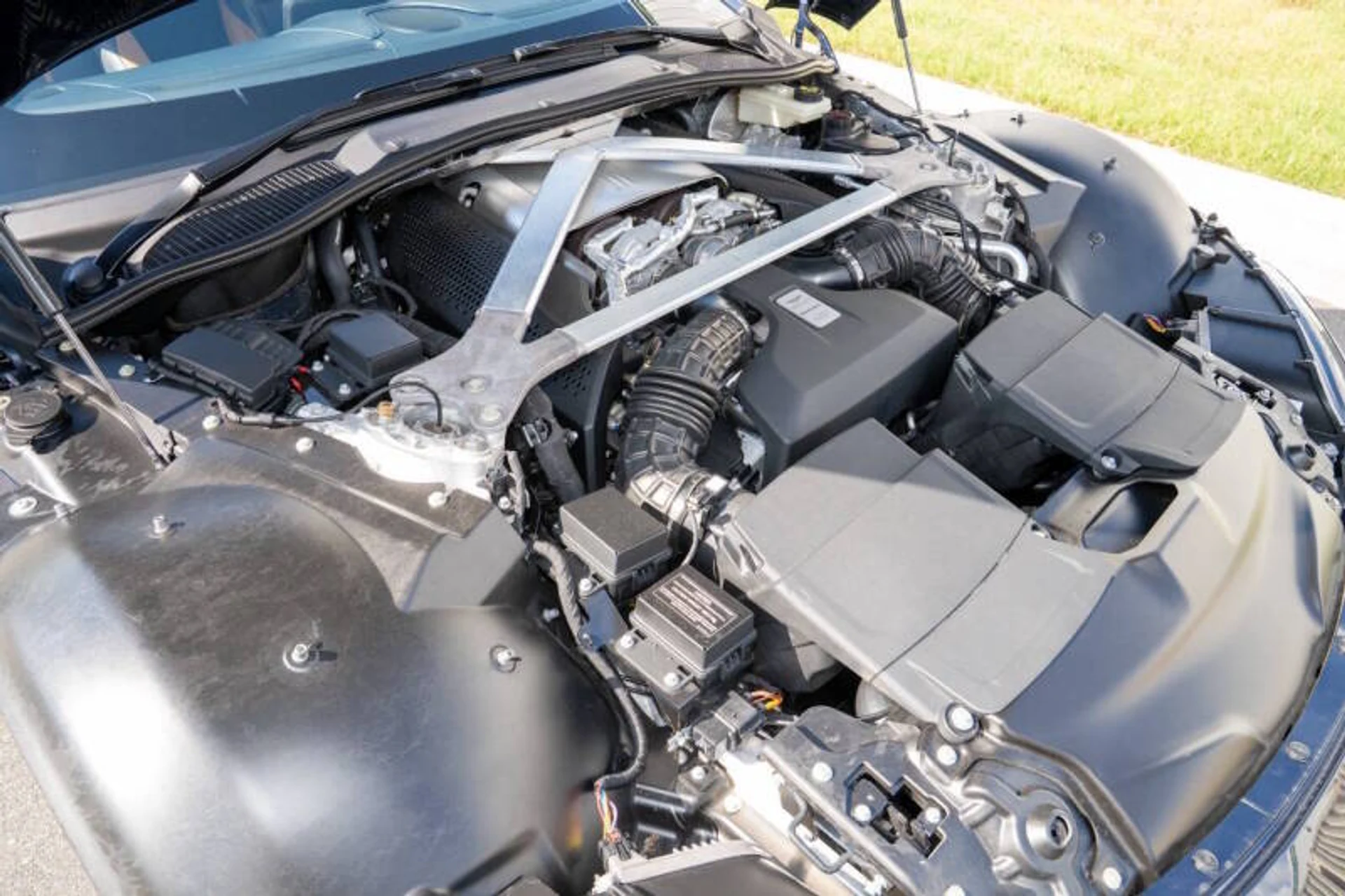 mph058_2474067174_2020_aston_martin_vantage_base_2dr_coupe_06f7e4a80c