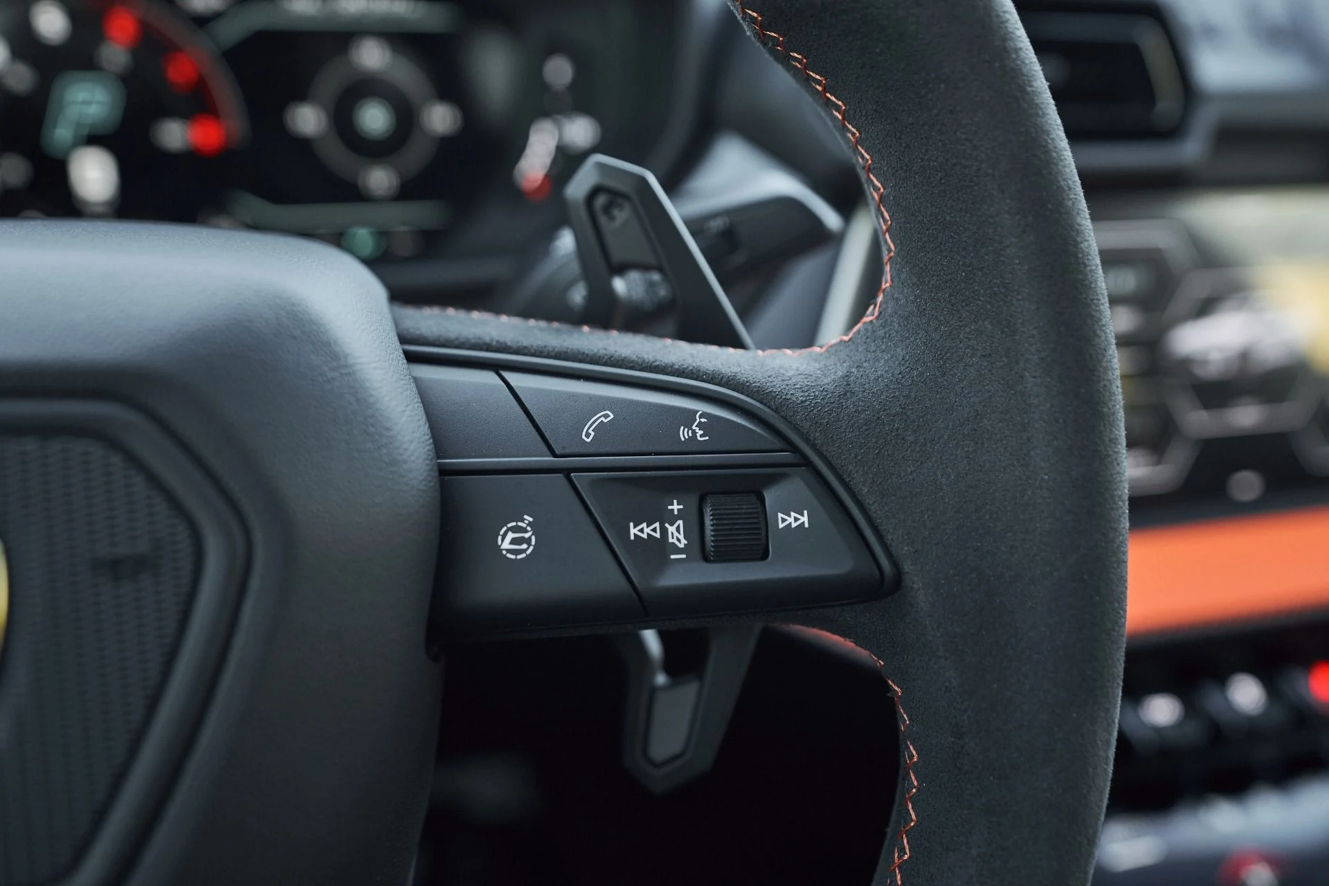 mph058_2570114220_Used_2025_Lamborghini_Urus_SE_1763605046_361a474730