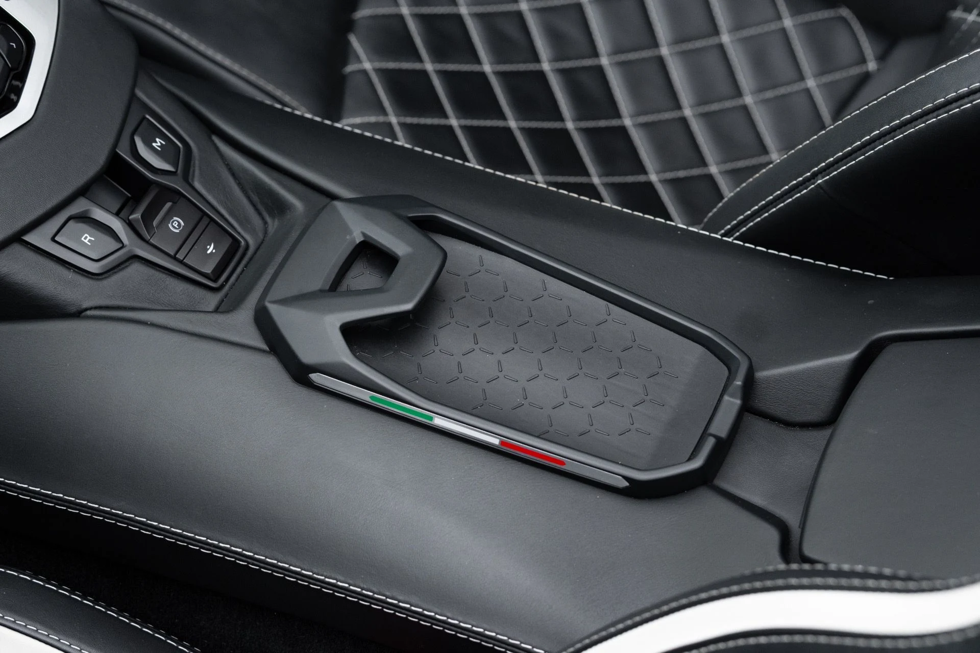 mph058_2690547445_Used_2018_Lamborghini_Aventador_Roadster_LP_740_4_S_1770343320_04a0f510ac