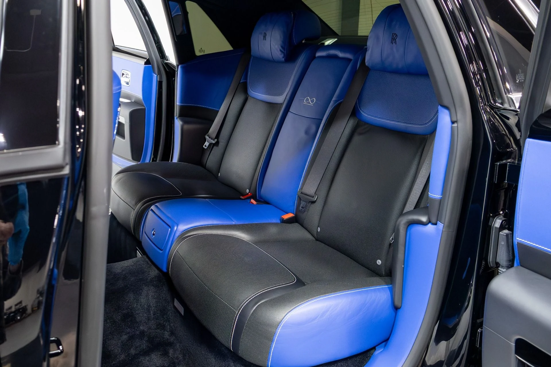 mph058_2749670479_Used_2017_Rolls_Royce_Ghost_Black_Badge_1764012368_ff276d86a5