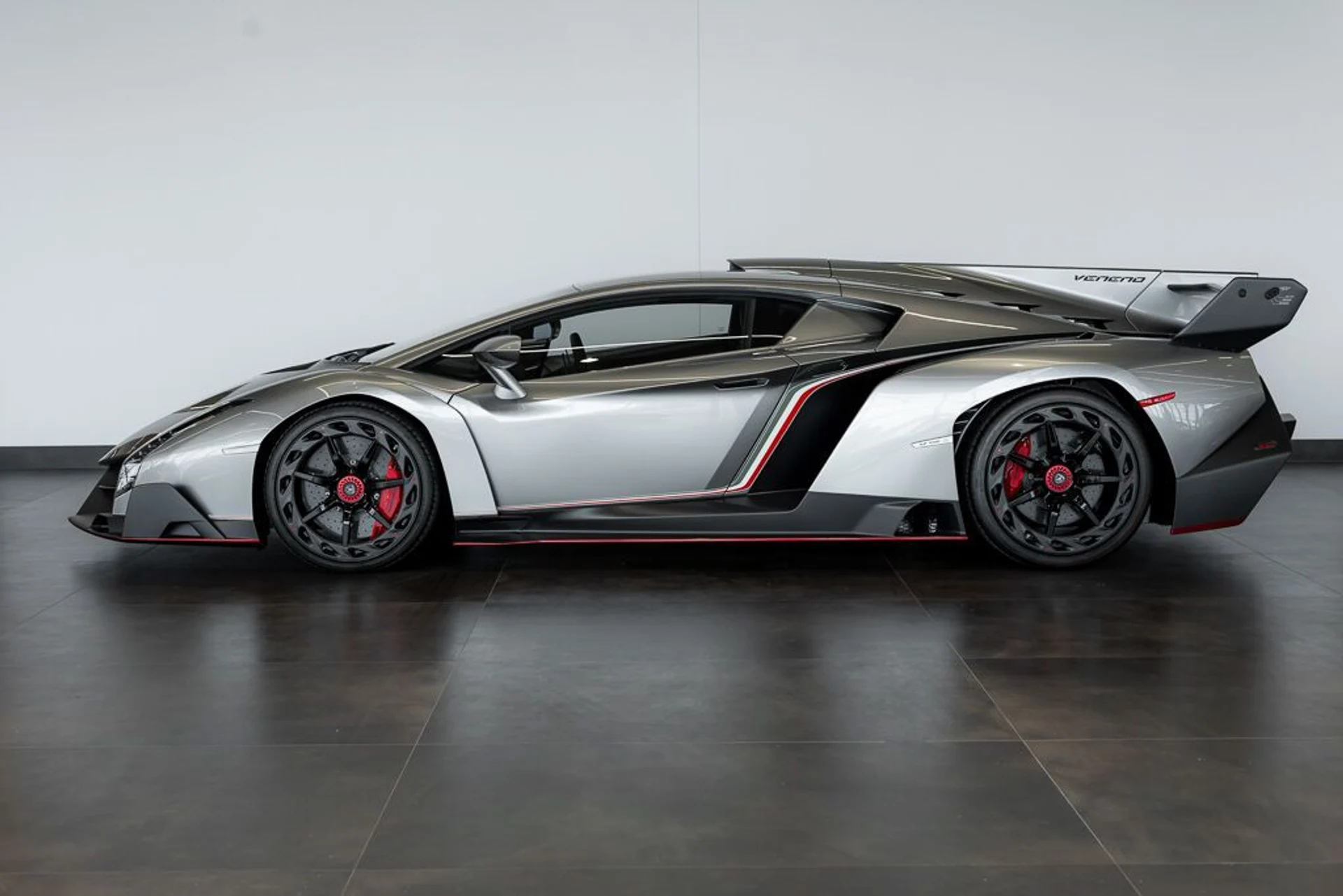 mph058_2772622810_lamborghini_veneno_2014_jpg_v_1779988126_d2fe45bc3f