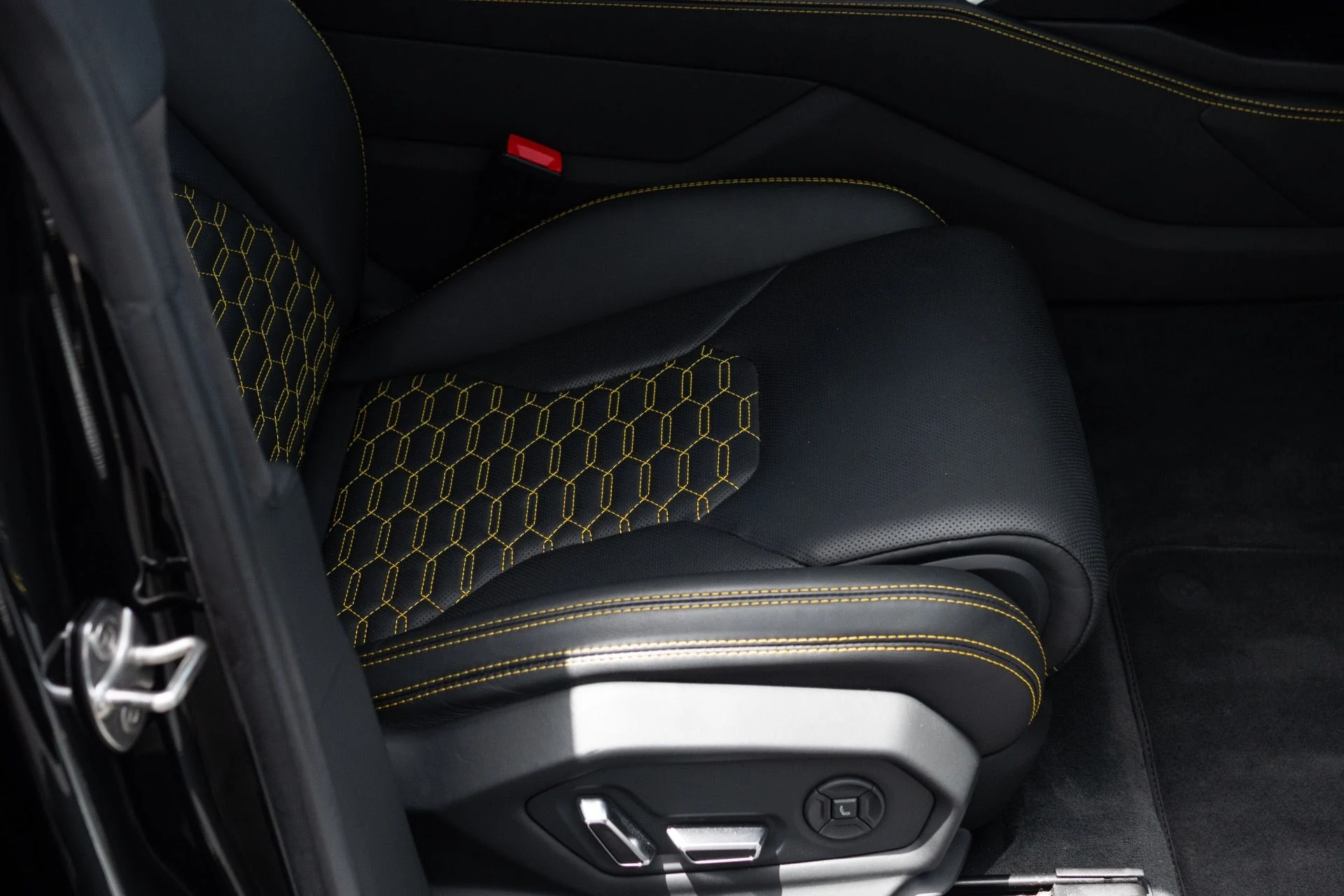 mph058_2891769028_Used_2022_Lamborghini_Urus_1776127481_456c242375