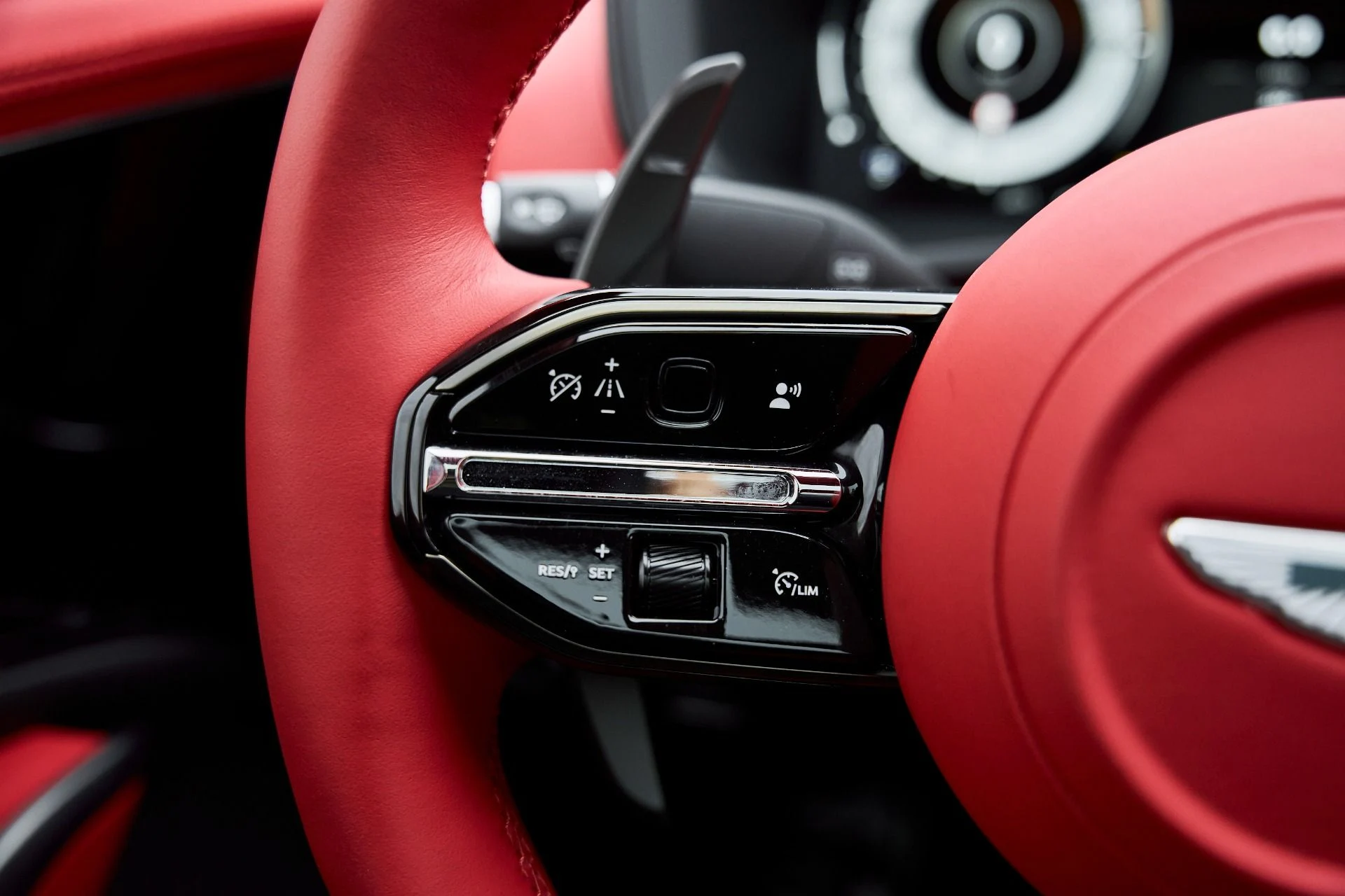 mph058_2946458532_Used_2025_Aston_Martin_DBX_707_1766785400_c6c97cd3f4