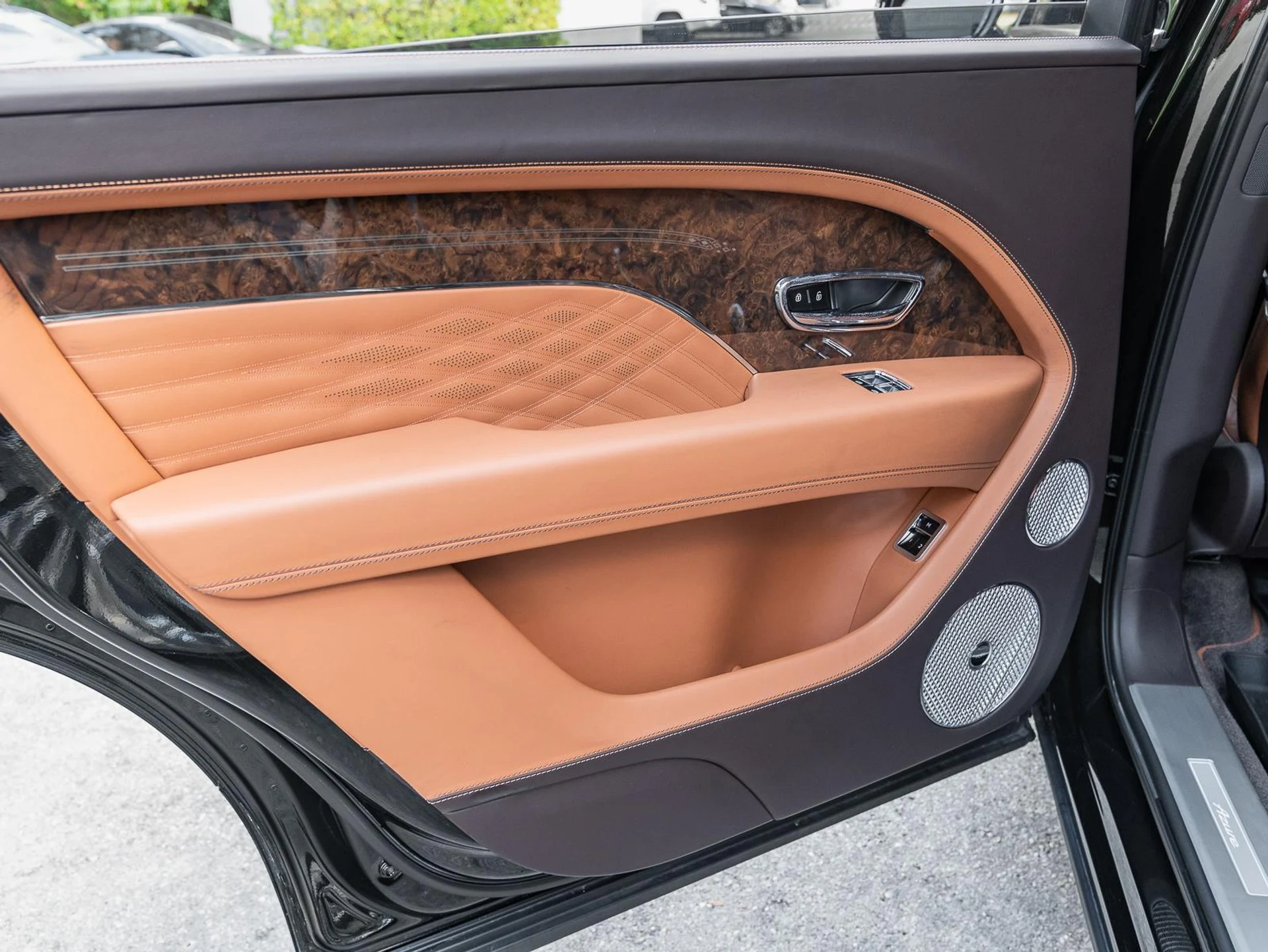 mph058_3200393433_Used_2023_Bentley_Bentayga_EWB_V8_1778364331_4a0fb12701