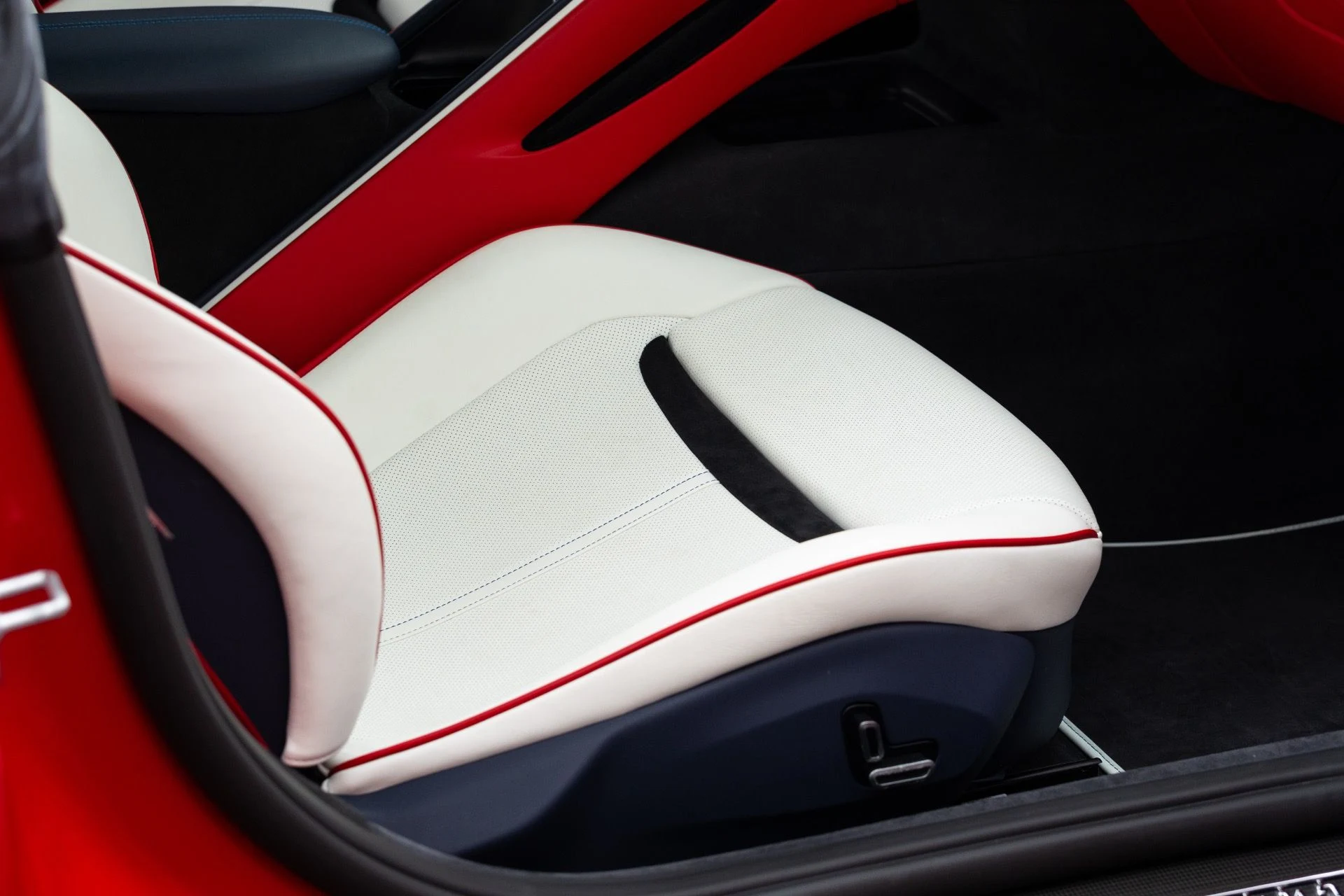 mph058_3296039814_Used_2023_Ferrari_Roma_1777005380_c9e6d65b74