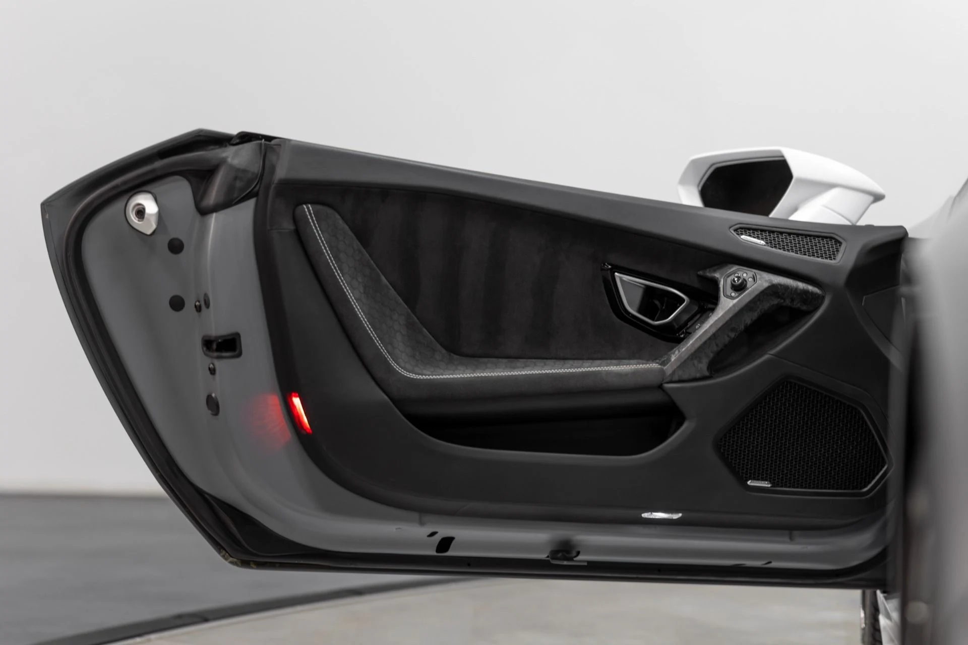 mph058_3372607905_Used_2017_Lamborghini_Huracan_1765410503_5348b885ce