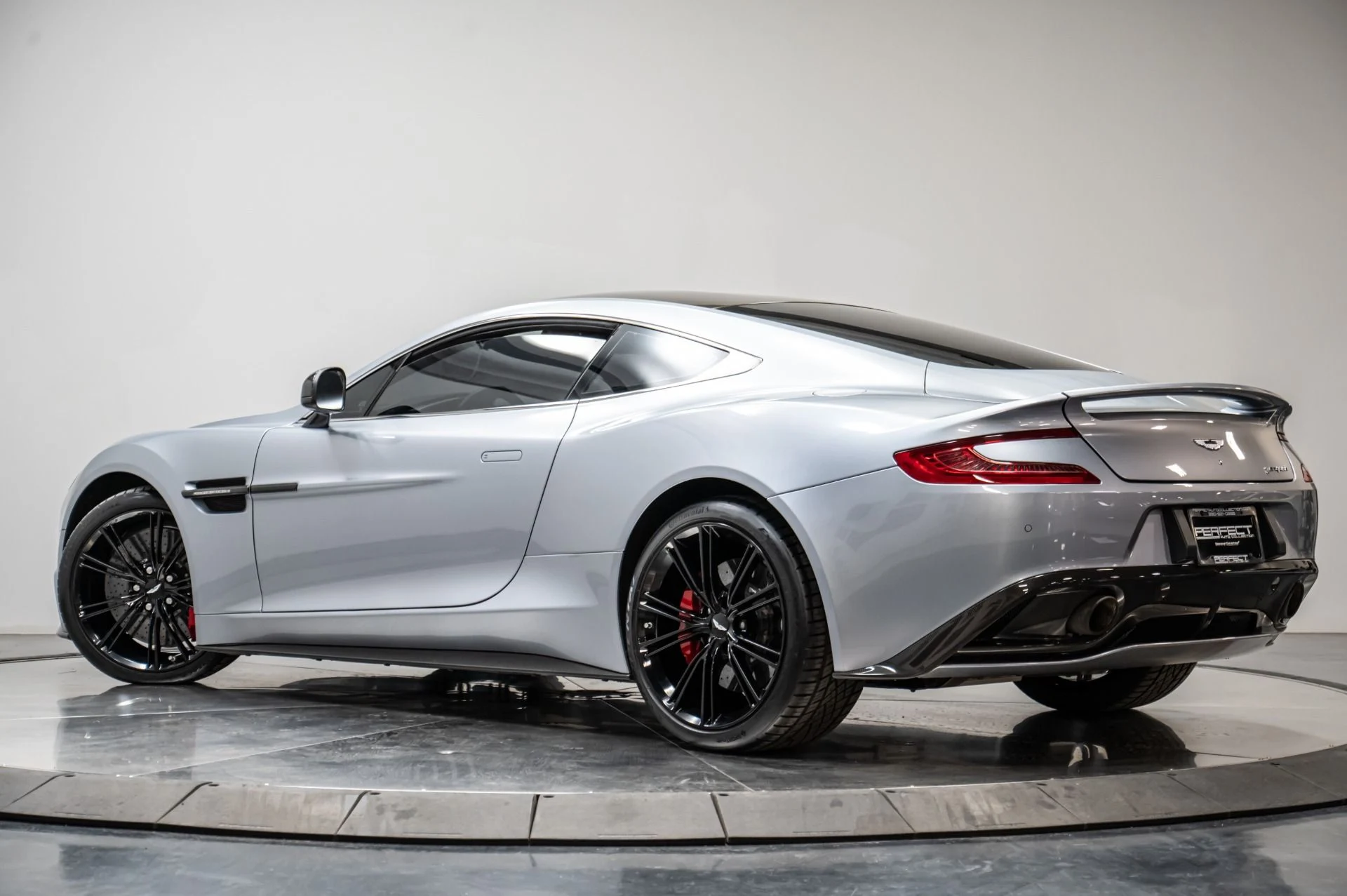 mph058_3384452682_Used_2014_Aston_Martin_Vanquish_V12_1729699077_2f371bdd8d