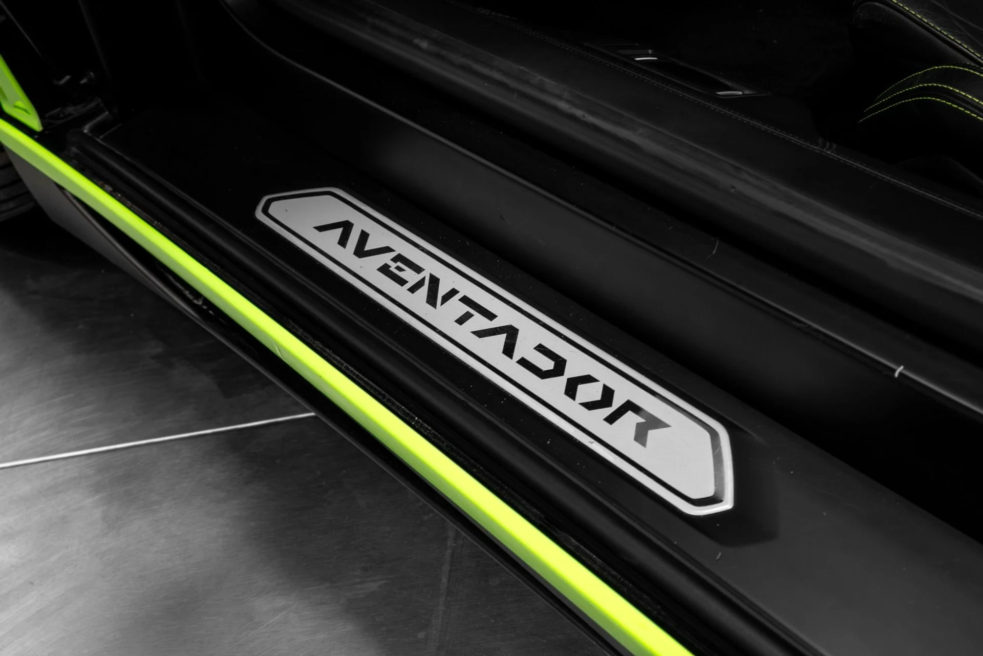 mph058_3492570006_Used_2015_Lamborghini_Aventador_1764723845_bab8551e4e