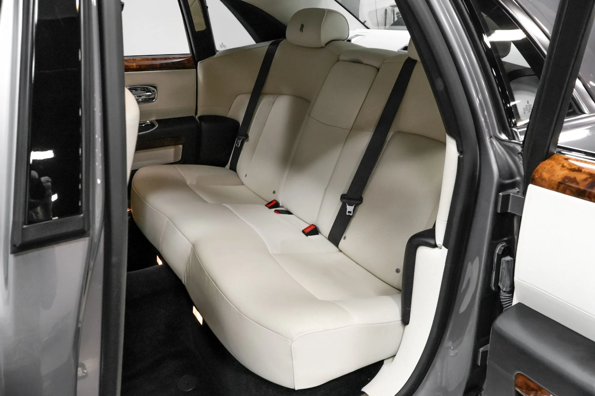 mph058_3738607480_Used_2010_Rolls_Royce_Ghost_1762979242_ff1b97b19e