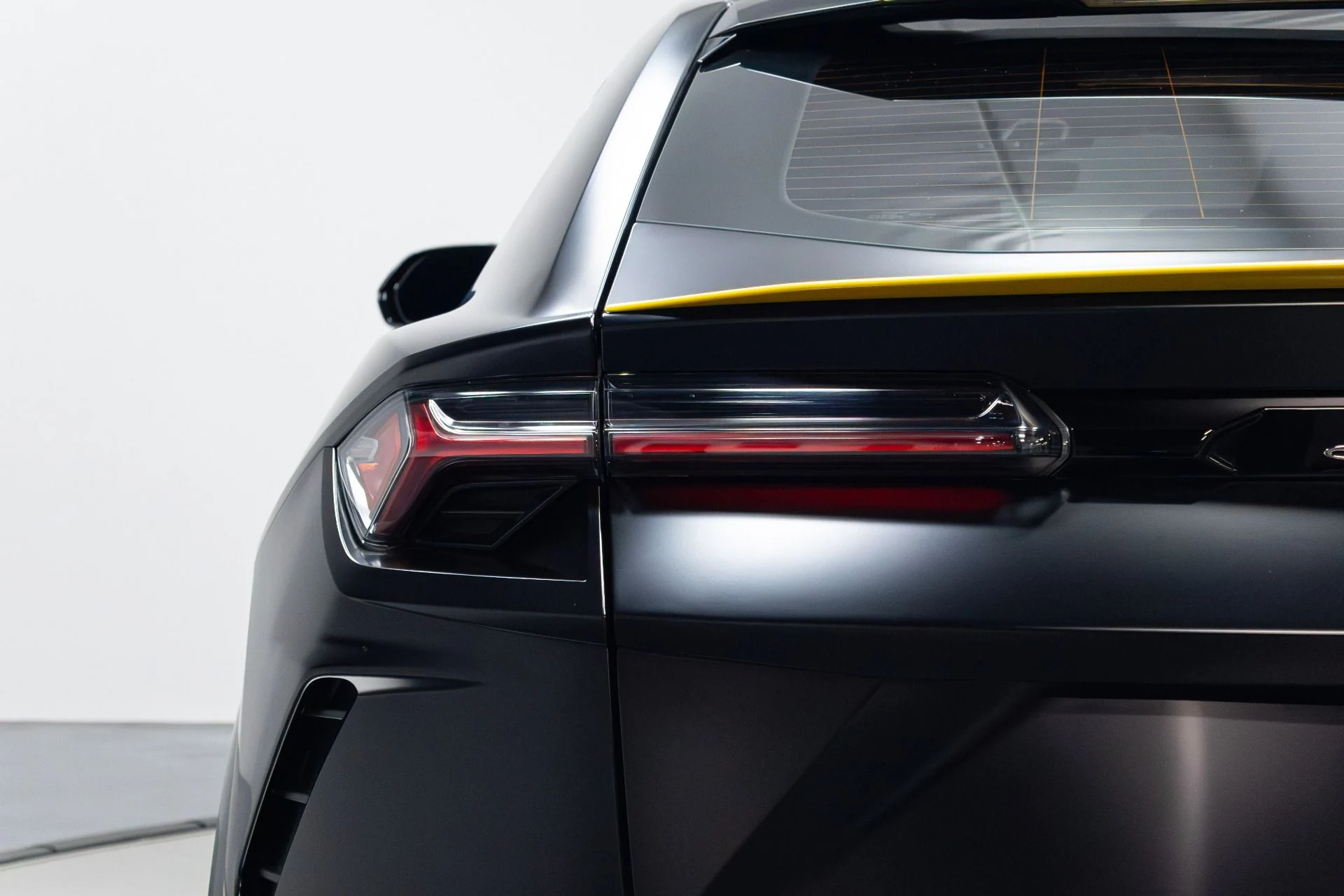 mph058_3819819923_Used_2022_Lamborghini_Urus_Graphite_Capsule_1775757245_24c622396b