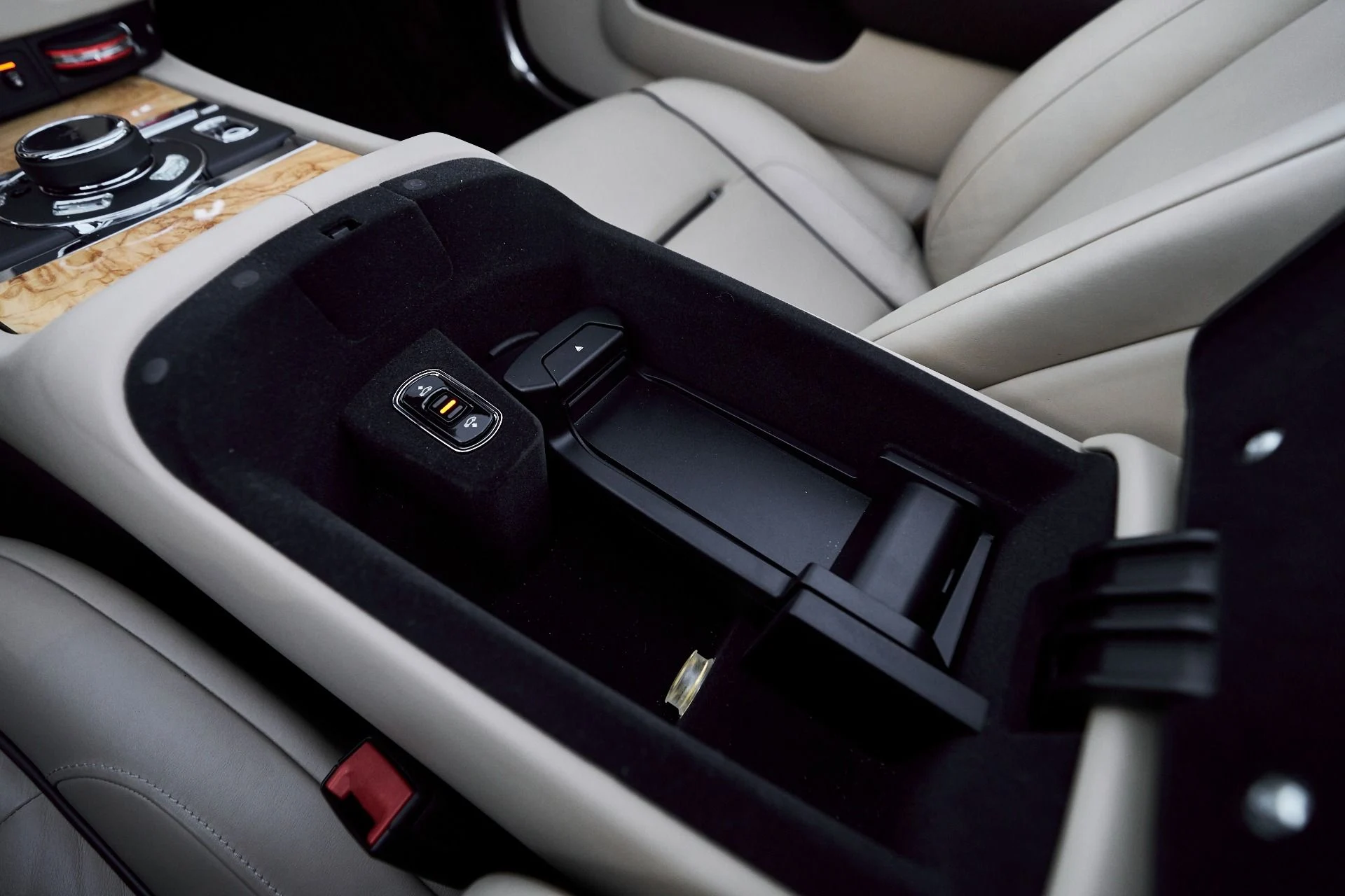 mph058_3920814010_Used_2017_Rolls_Royce_Dawn_Base_1764730538_860ee18c10