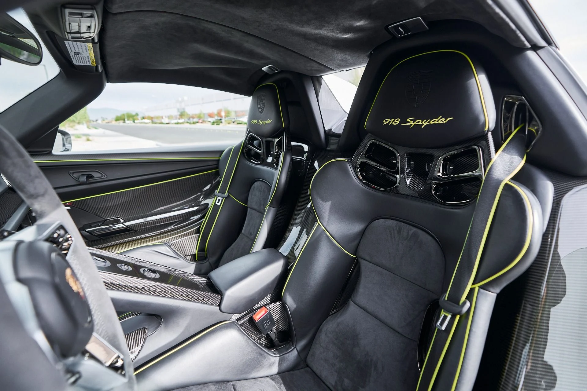 mph058_3930951037_Used_2015_Porsche_918_Spyder_w_Weissach_Package_1764874366_269bf7e732