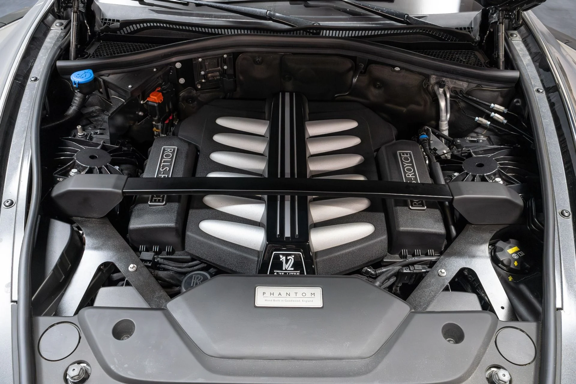 mph058_402155686_Used_2019_Rolls_Royce_Phantom_1770350910_a0b29a3da7