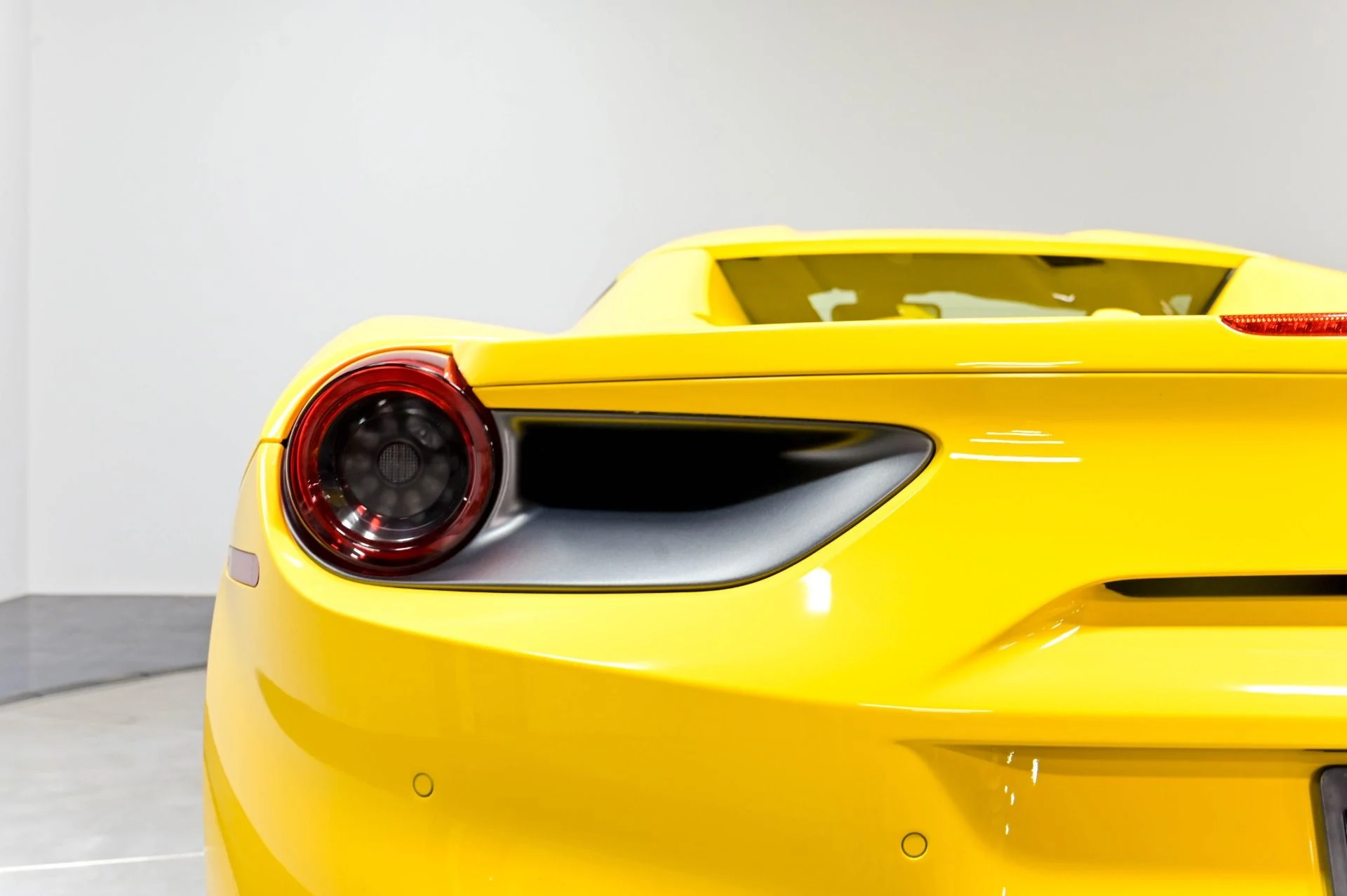 mph058_4045431215_Used_2017_Ferrari_488_Spider_1782250763_ef740ac855