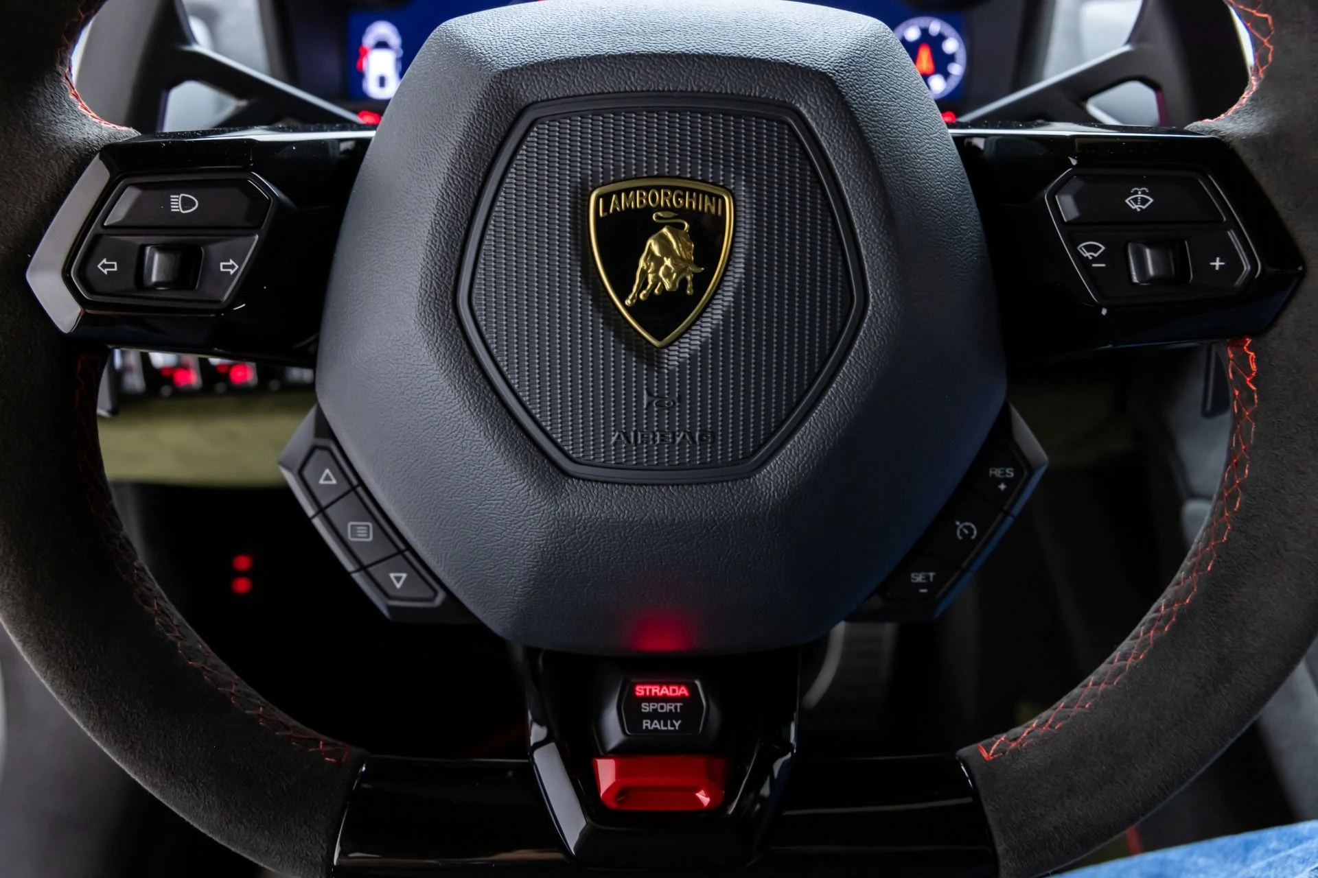 mph058_4080333122_Used_2024_Lamborghini_Huracan_Sterrato_1765391926_6bde336805